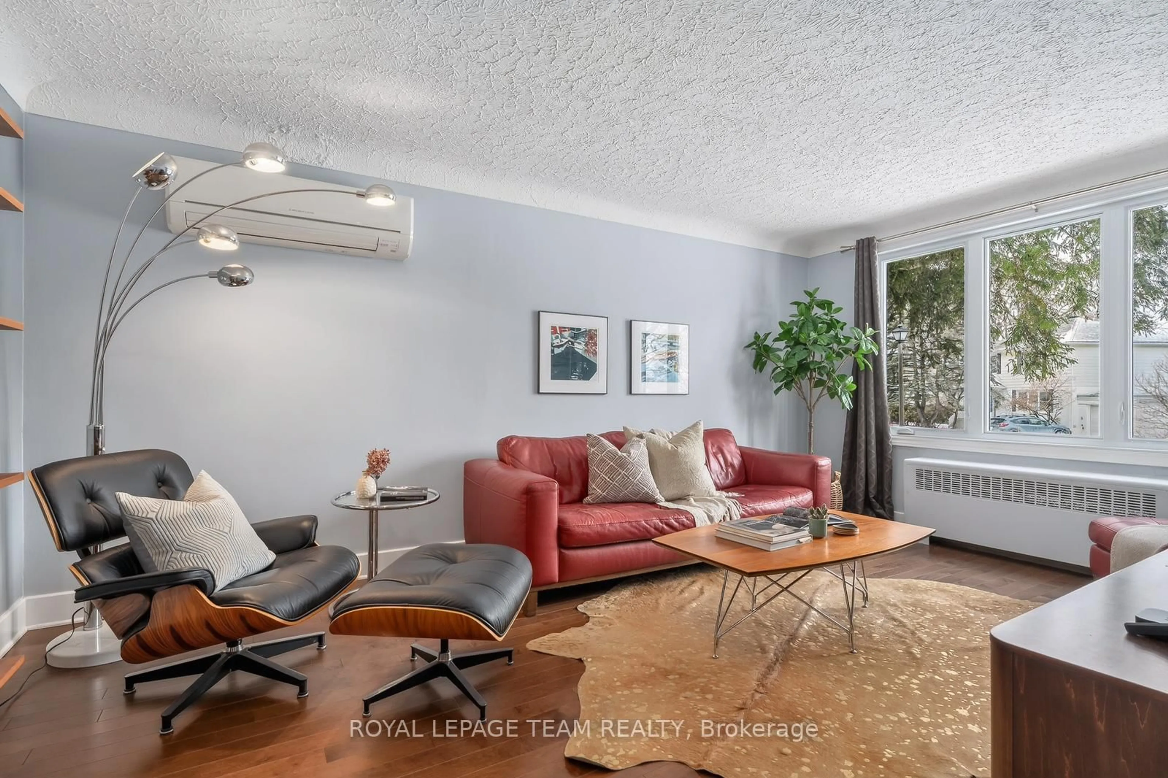 Living room with furniture, unknown for 1449 Portal St, Ottawa Ontario K1H 6B6