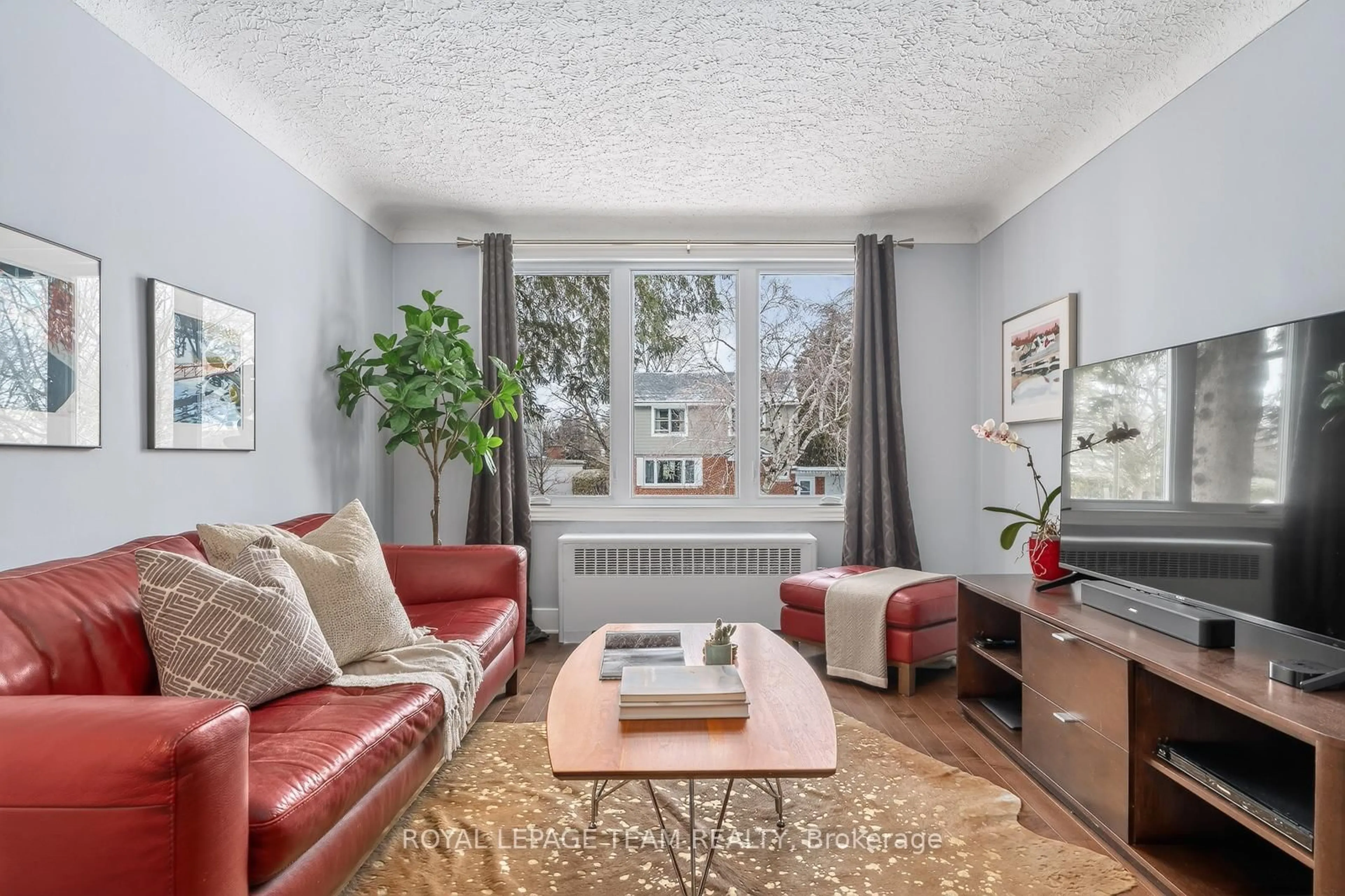 Living room with furniture, unknown for 1449 Portal St, Ottawa Ontario K1H 6B6