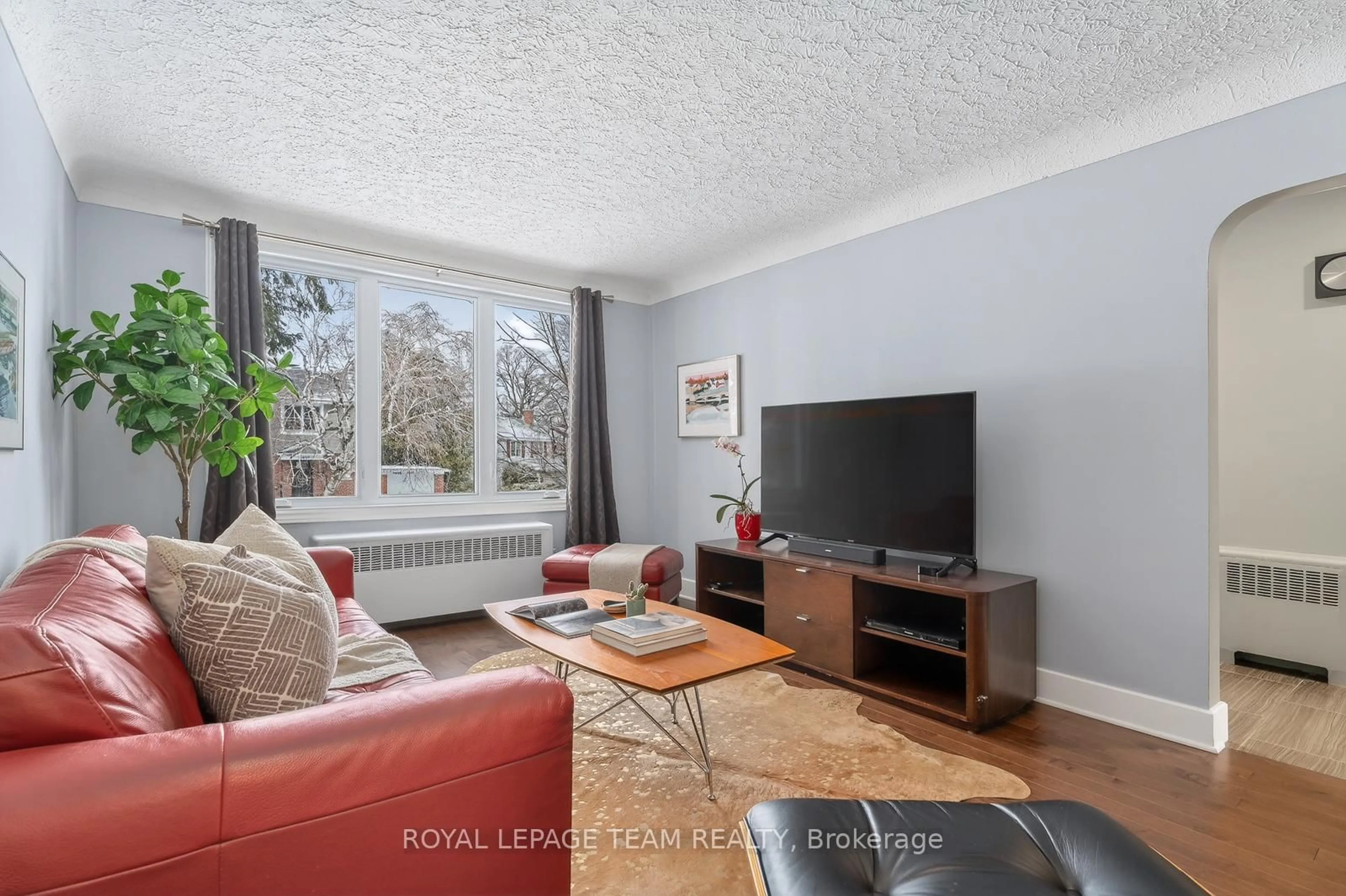 Living room with furniture, unknown for 1449 Portal St, Ottawa Ontario K1H 6B6