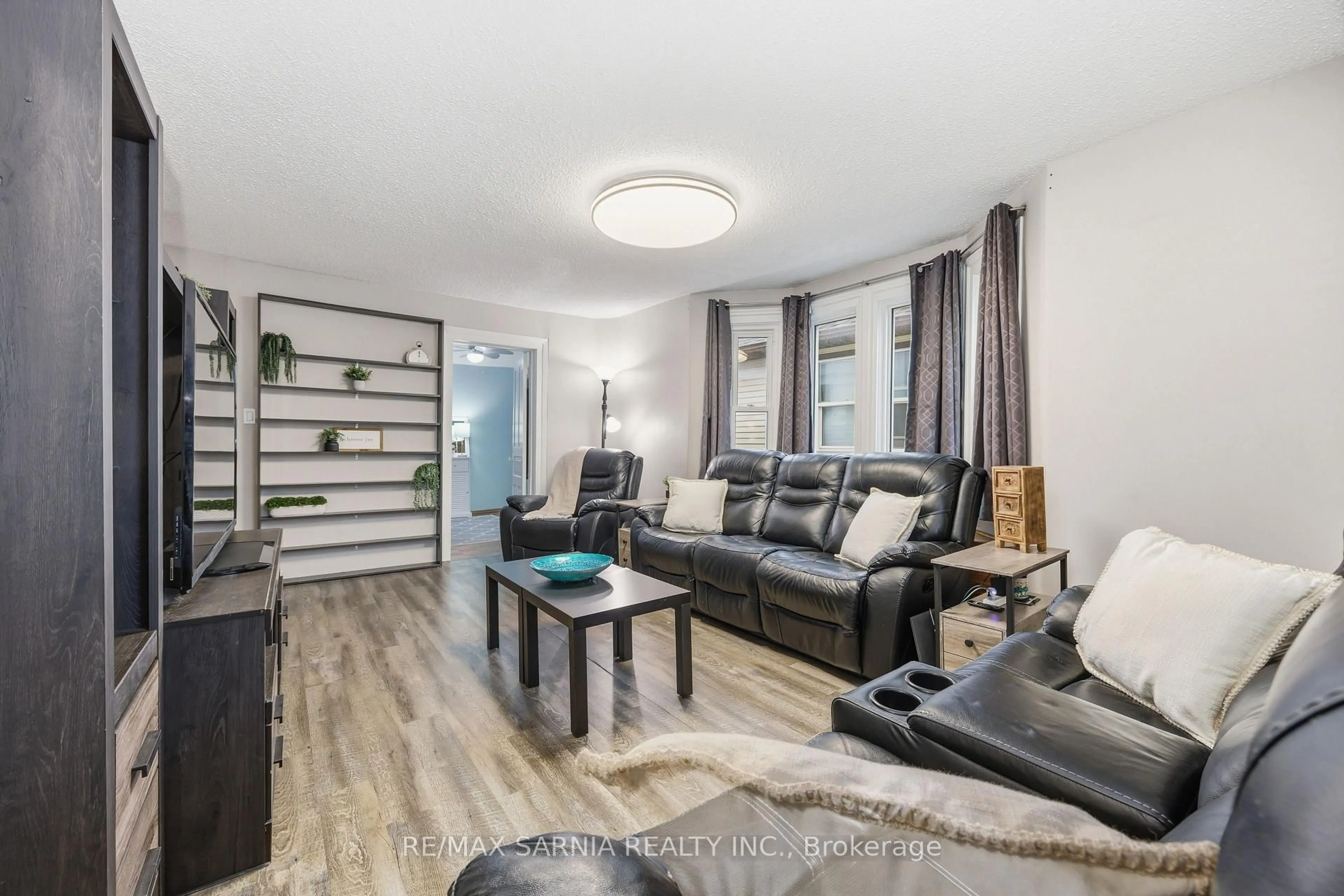 Living room with furniture, wood/laminate floor for 188 Euphemia St, Sarnia Ontario N7T 6A5