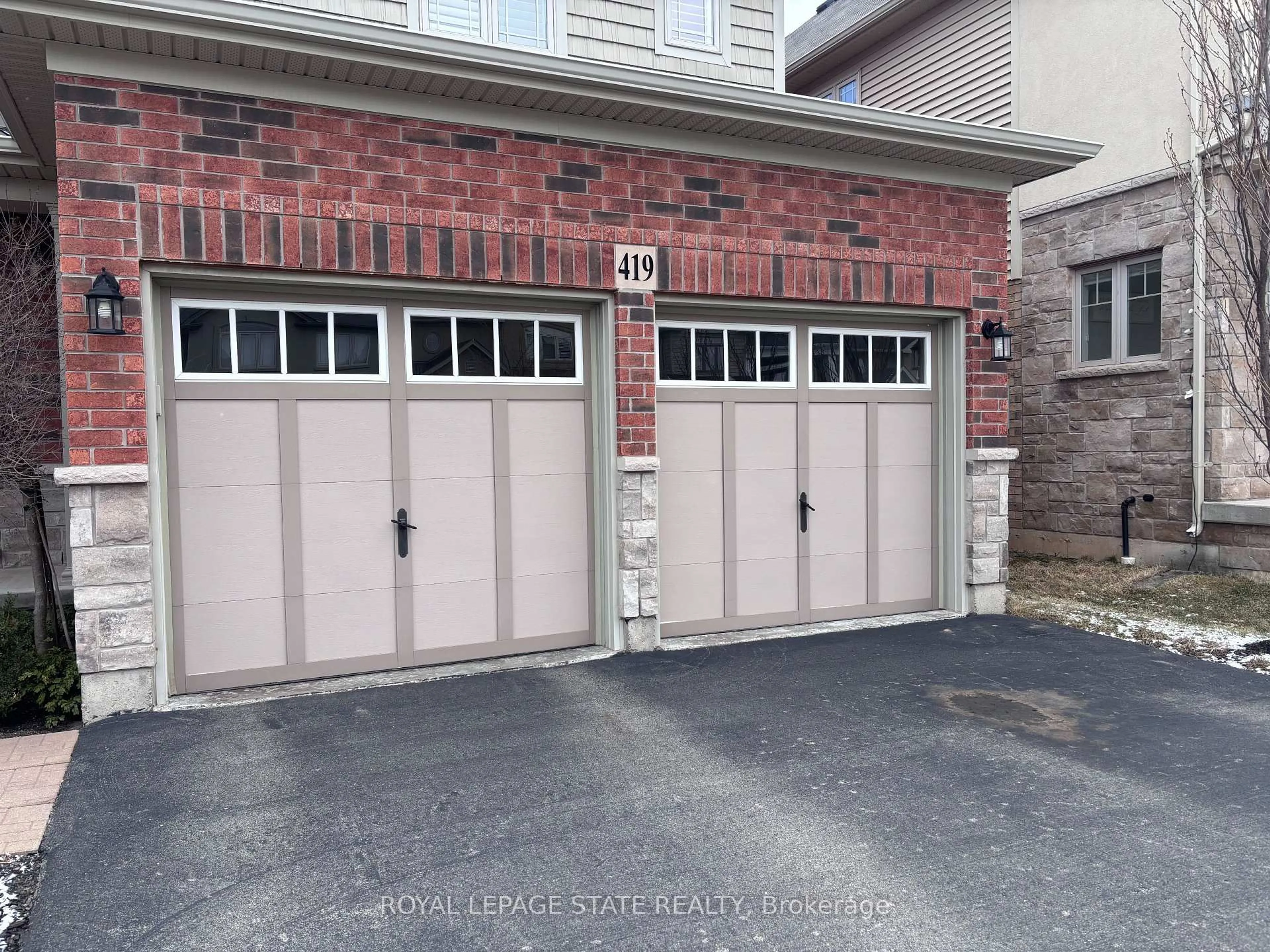 Indoor garage for 419 Macintosh Dr, Hamilton Ontario L8E 0H9