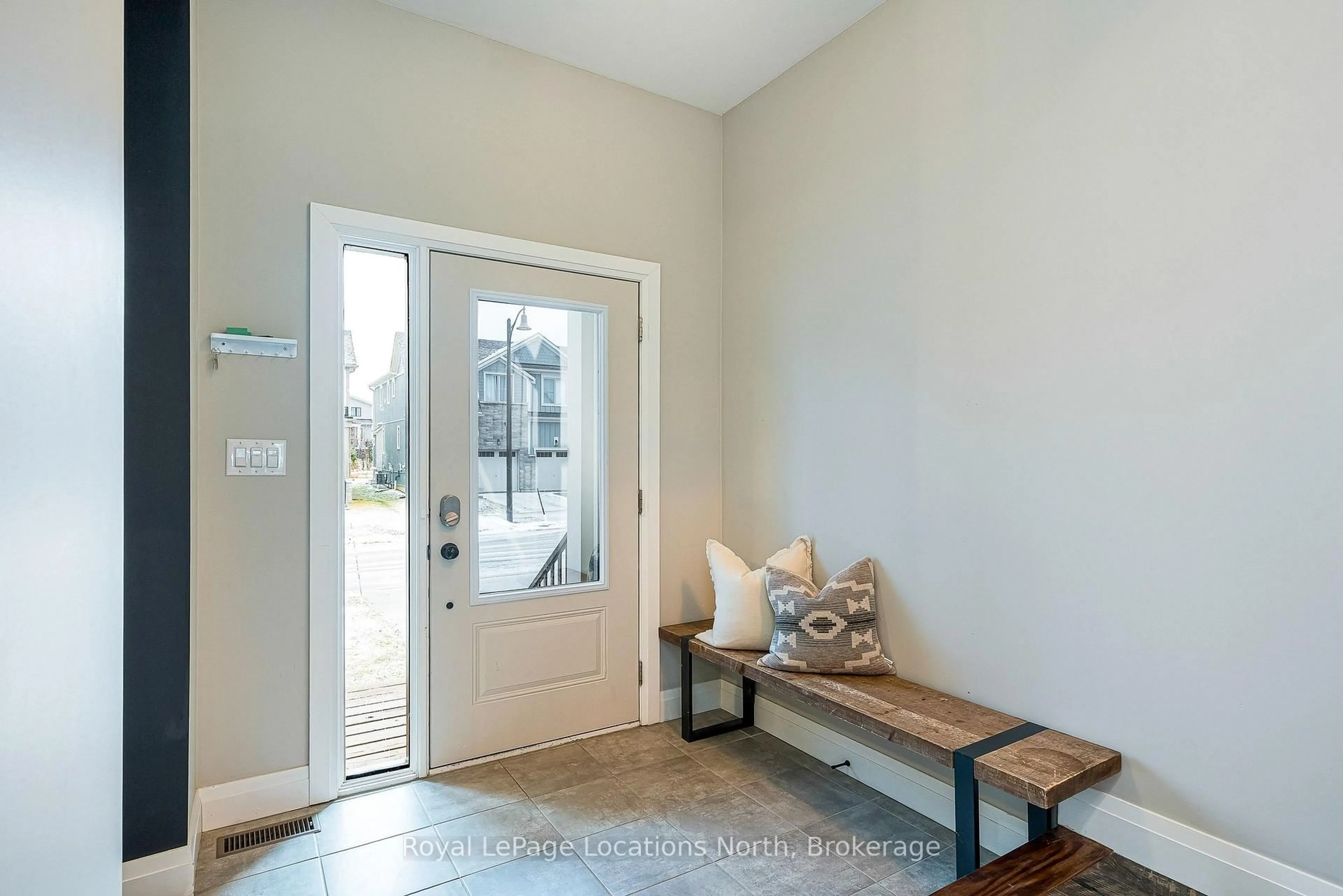 Indoor entryway for 195 Courtland St, Blue Mountains Ontario L9Y 4E4