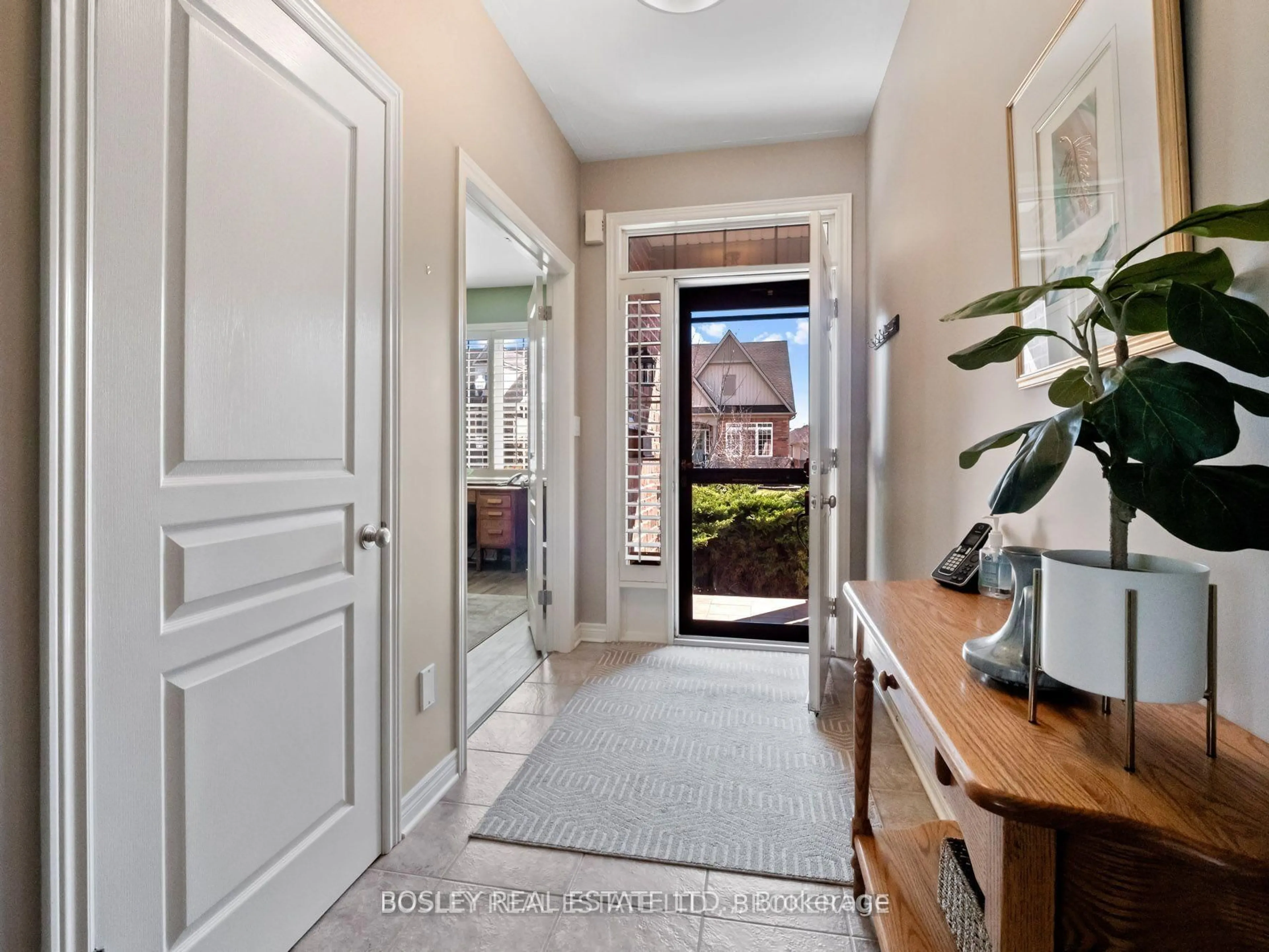 Indoor entryway for 50 Aaron Tr, Welland Ontario L3B 6G4