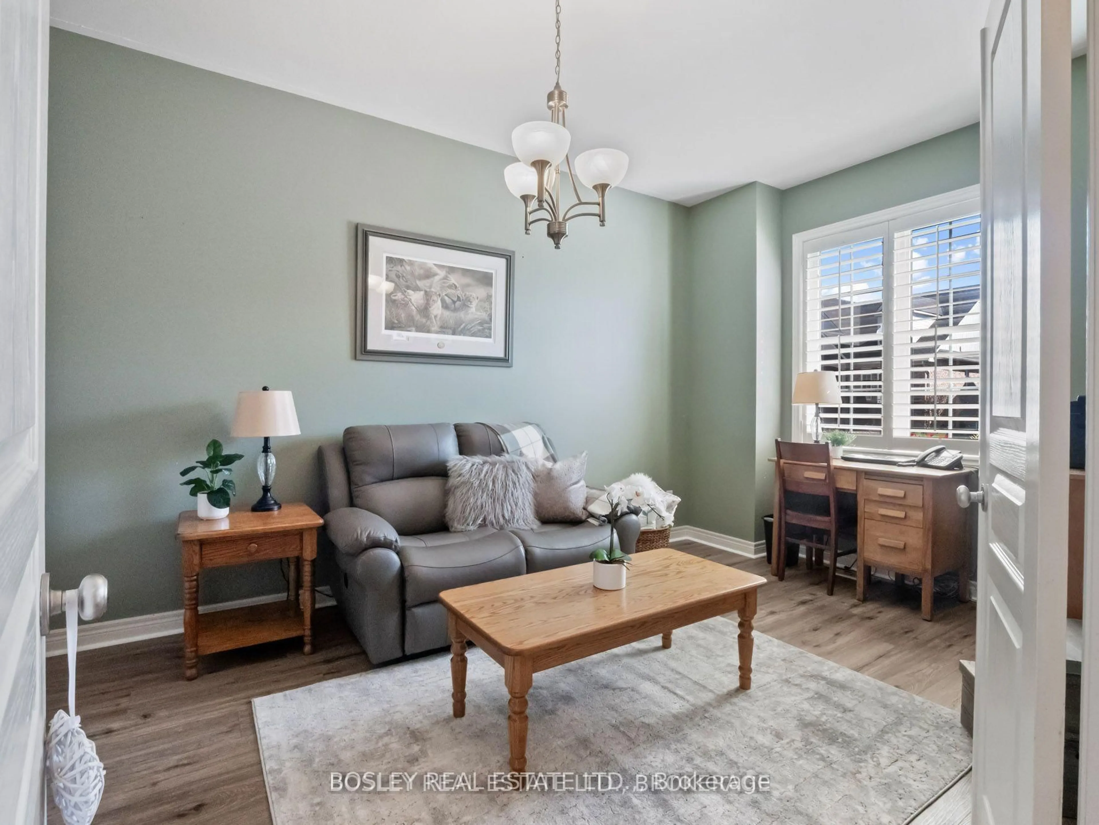 Living room with furniture, wood/laminate floor for 50 Aaron Tr, Welland Ontario L3B 6G4