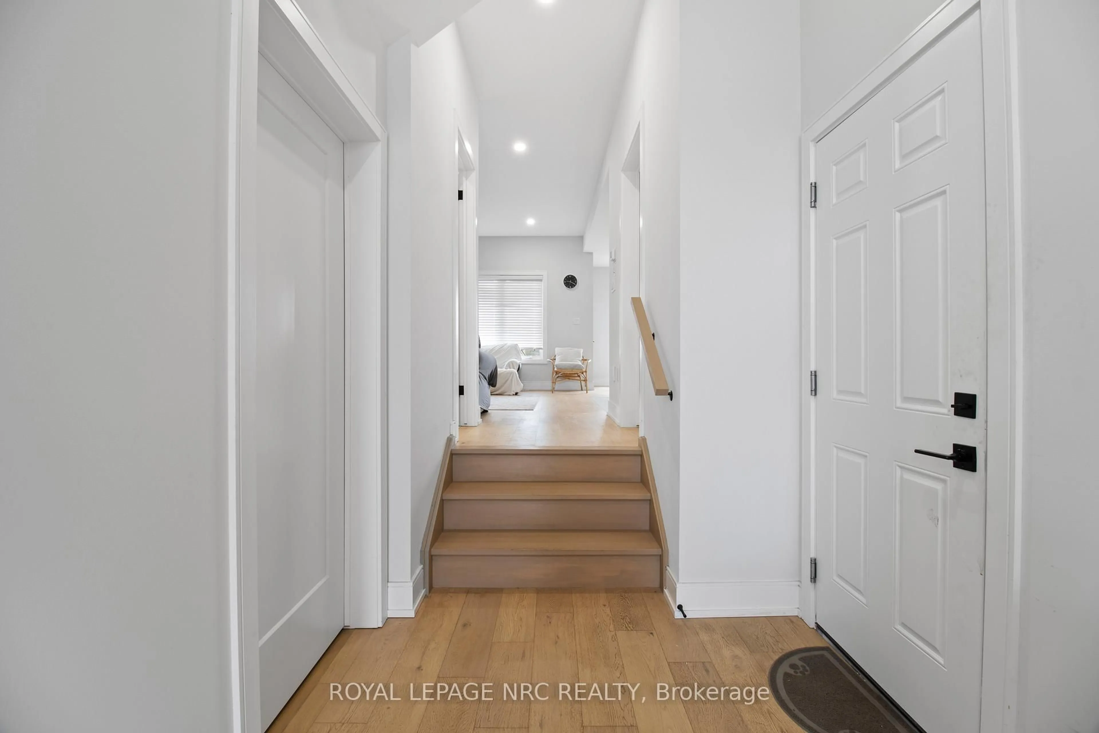 Indoor entryway for 7392 Splendour Dr, Niagara Falls Ontario L2H 3V8