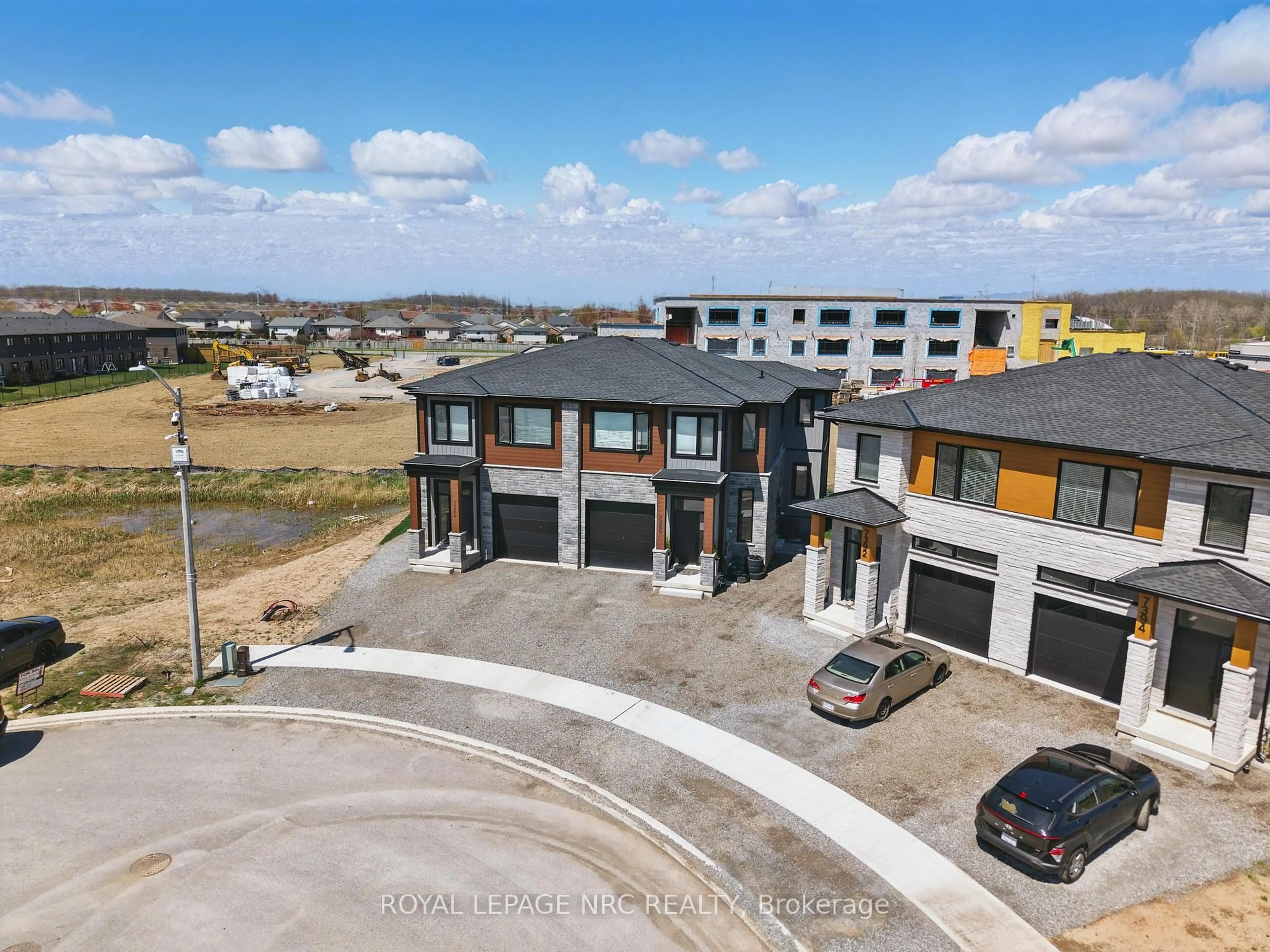 A pic from outside/outdoor area/front of a property/back of a property/a pic from drone, unknown for 7386 Splendour Dr, Niagara Falls Ontario L2H 3V8