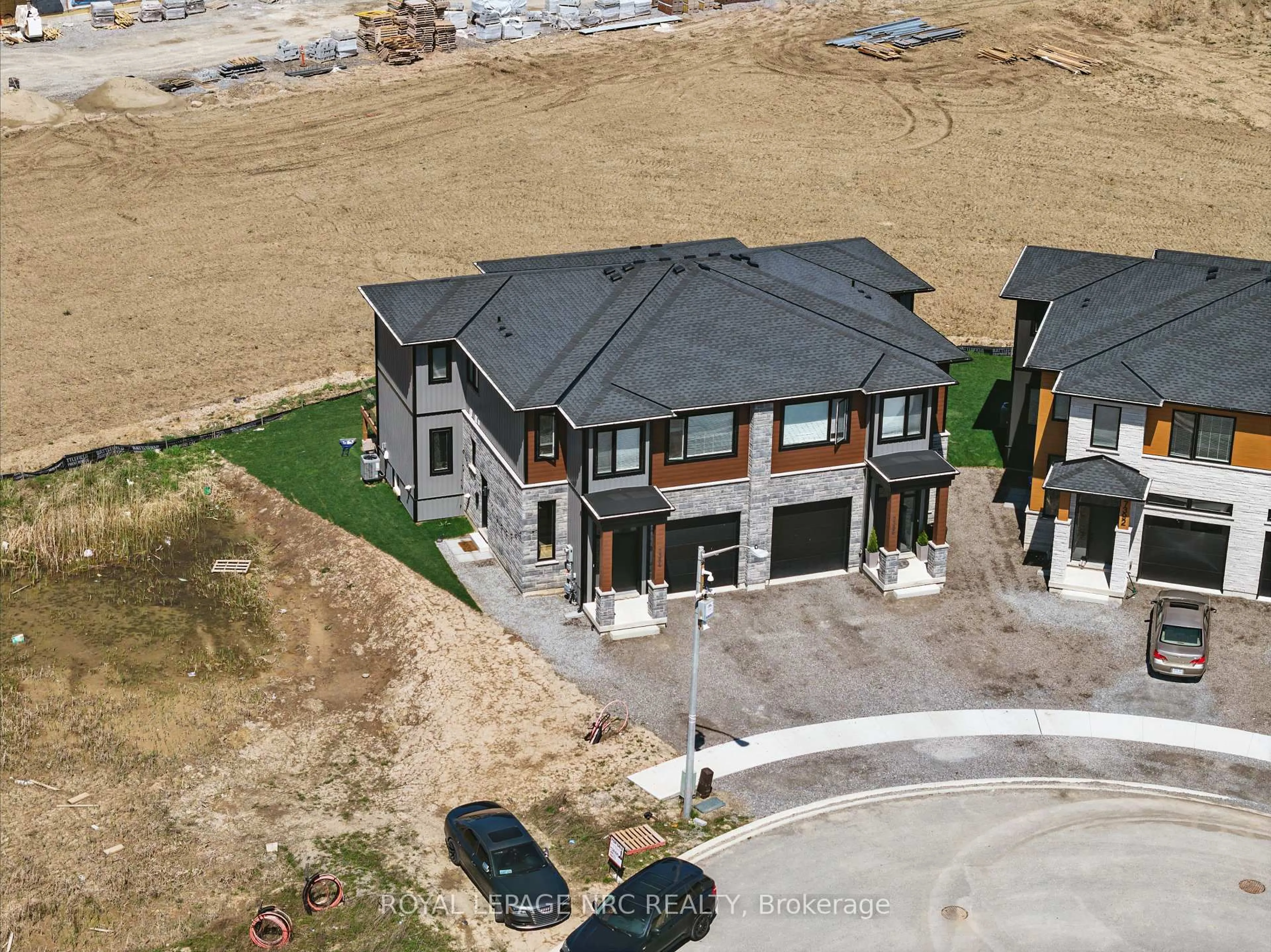 A pic from outside/outdoor area/front of a property/back of a property/a pic from drone, unknown for 7386 Splendour Dr, Niagara Falls Ontario L2H 3V8