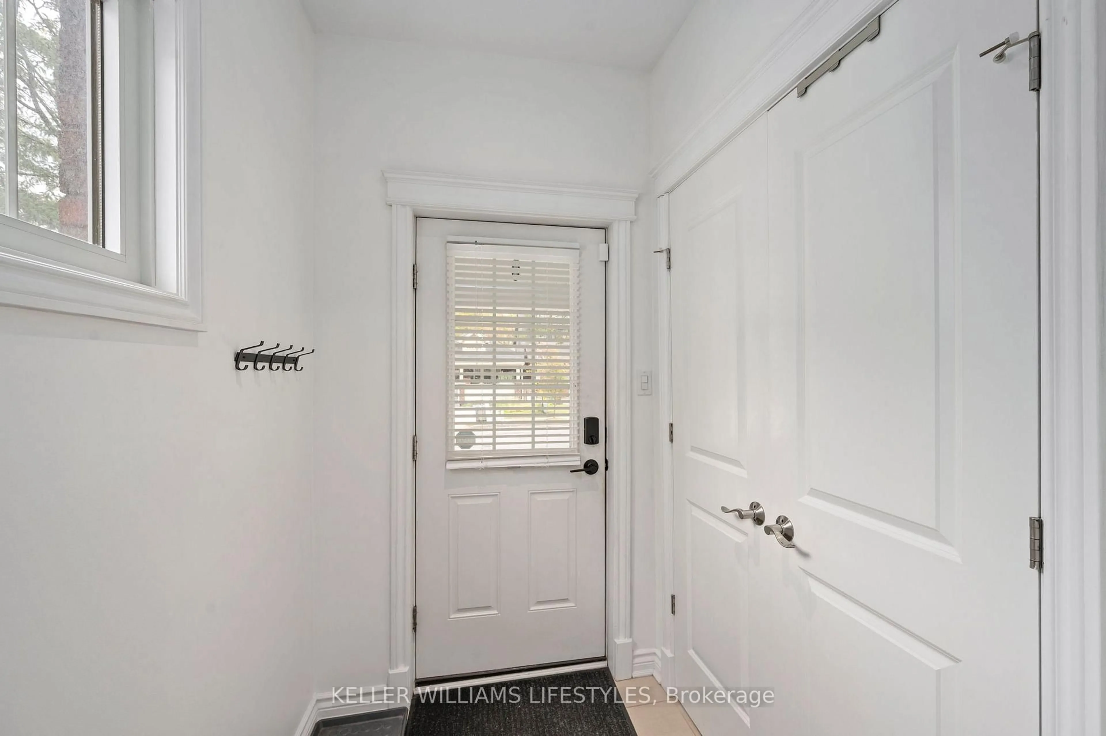 Indoor entryway for 592 Rosedale St, London East Ontario N6B 2C6