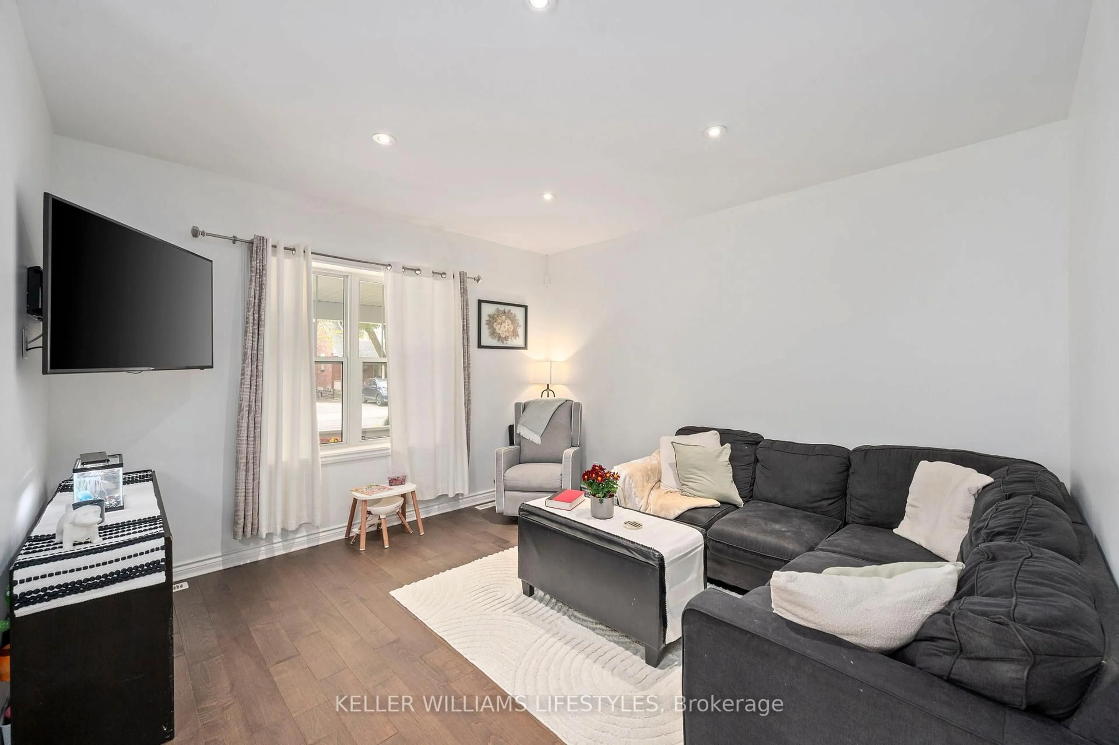 Living room with furniture, wood/laminate floor for 592 Rosedale St, London East Ontario N6B 2C6