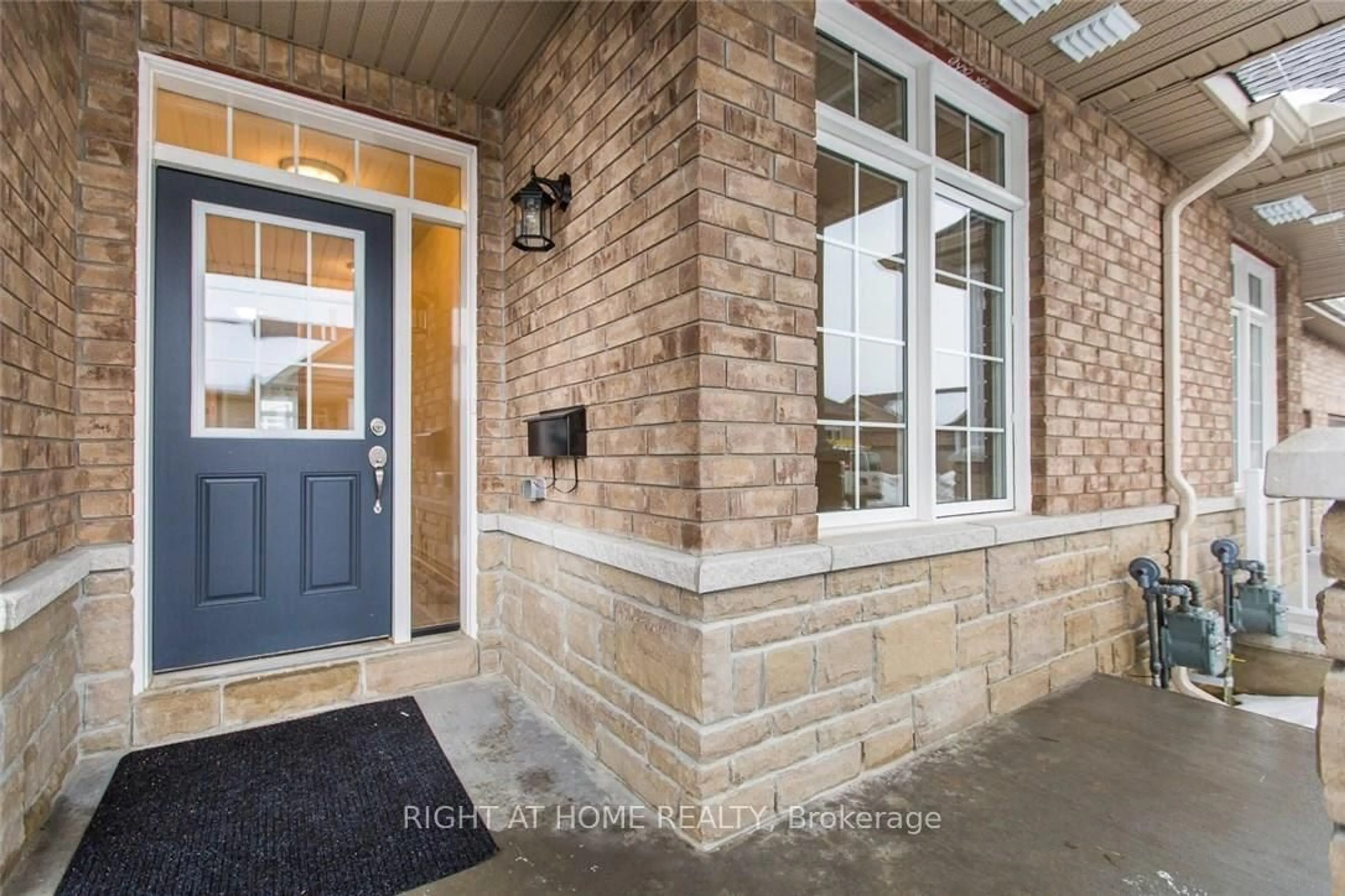 Indoor entryway for 113 PASSAGEWAY Way, Kanata Ontario K2M 1H6