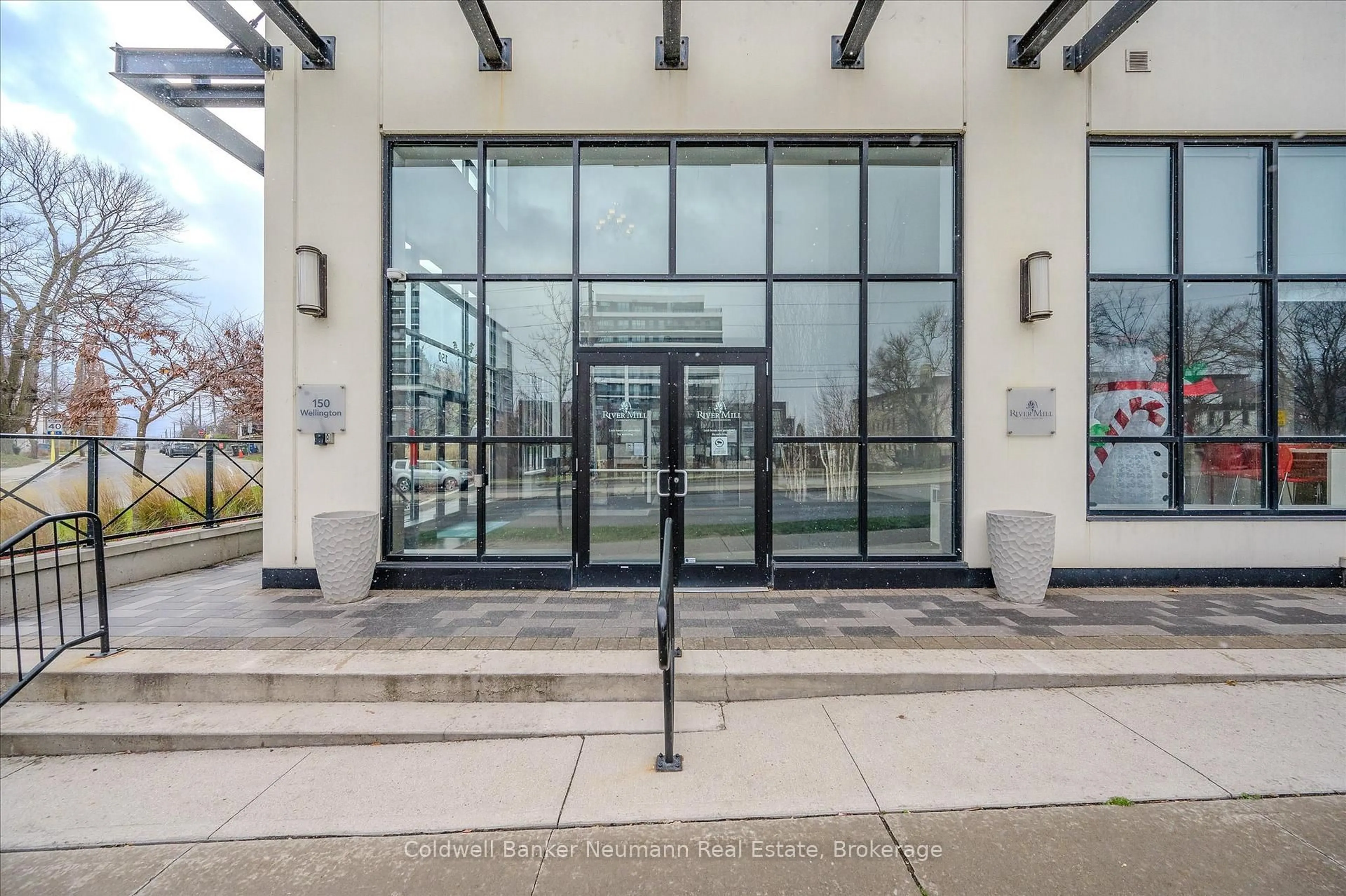 Indoor foyer for 150 Wellington St #1502, Guelph Ontario N1H 3R2