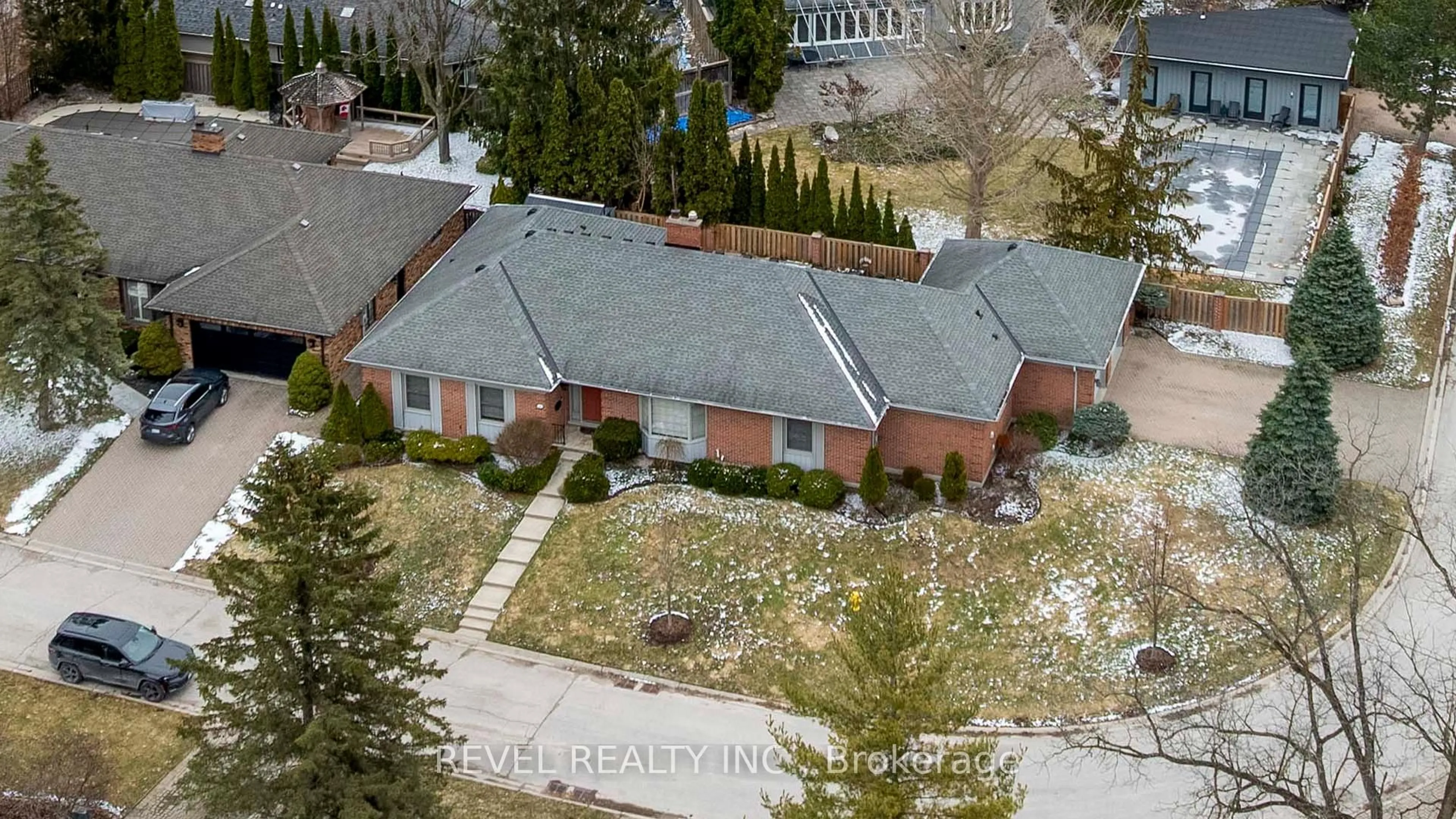 A pic from outside/outdoor area/front of a property/back of a property/a pic from drone, street for 11 Tallwood Circ, London North Ontario N5X 2S1
