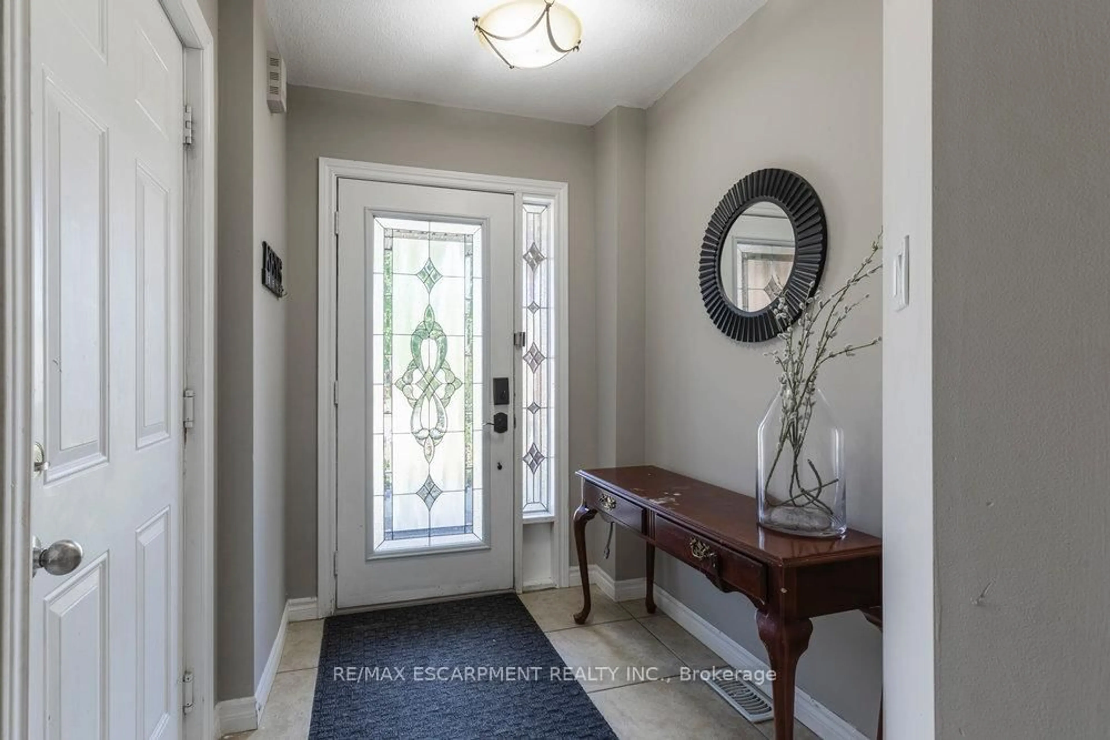 Indoor entryway for 16 Avatar Pl, Hamilton Ontario L0R 1W0