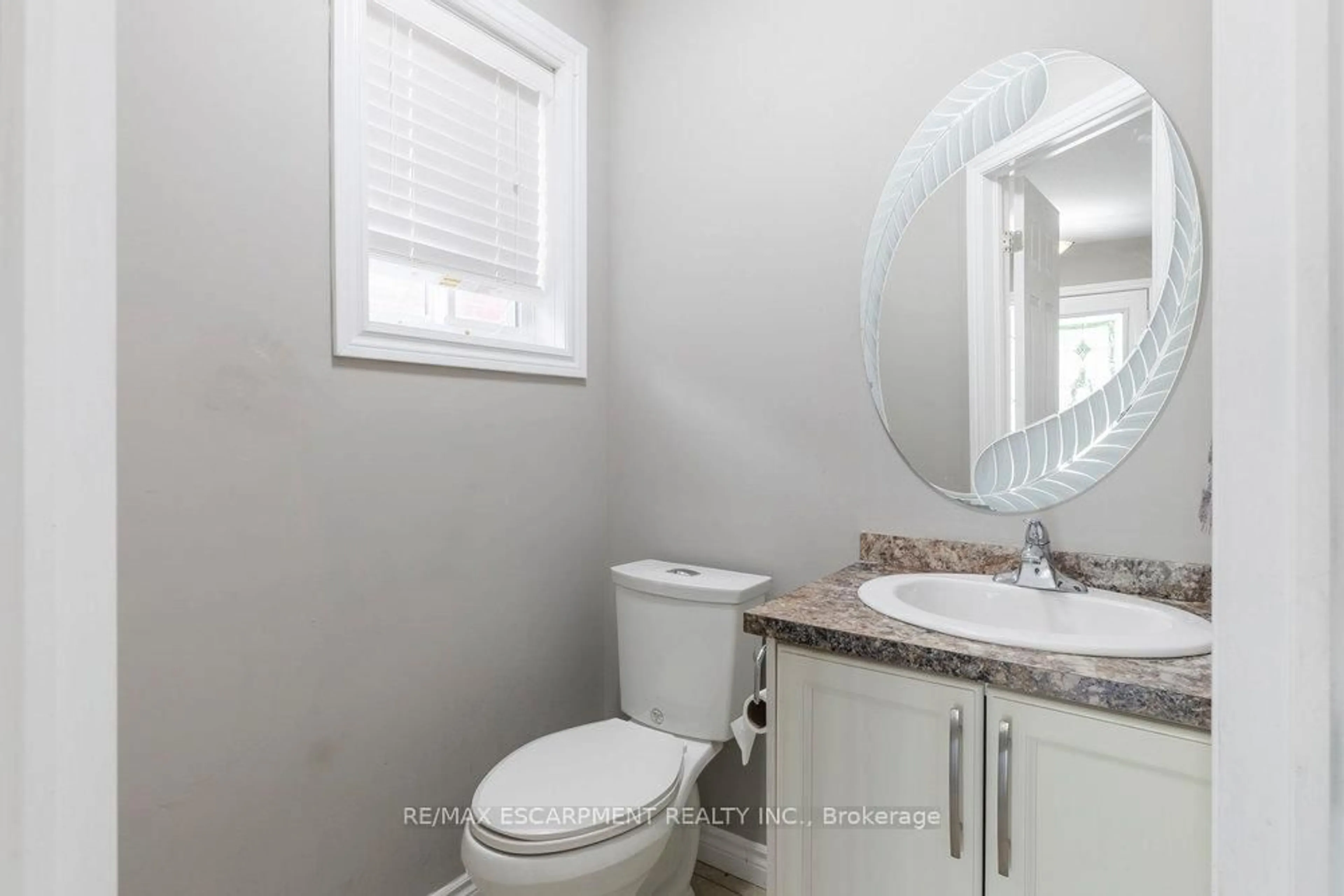 Standard bathroom, ceramic/tile floor for 16 Avatar Pl, Hamilton Ontario L0R 1W0