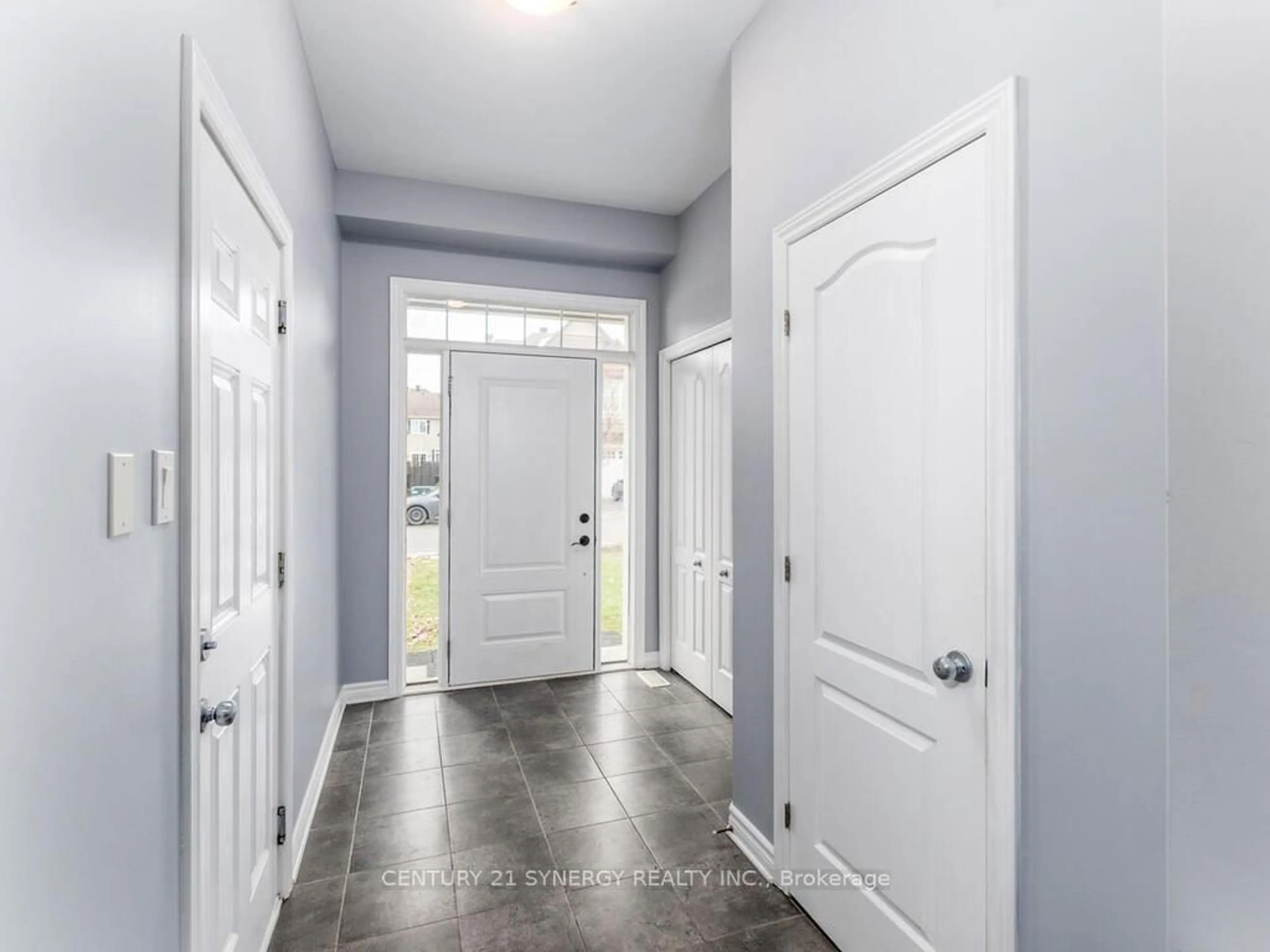 Indoor entryway for 634 Moorpark Ave, Ottawa Ontario K2M 0H8