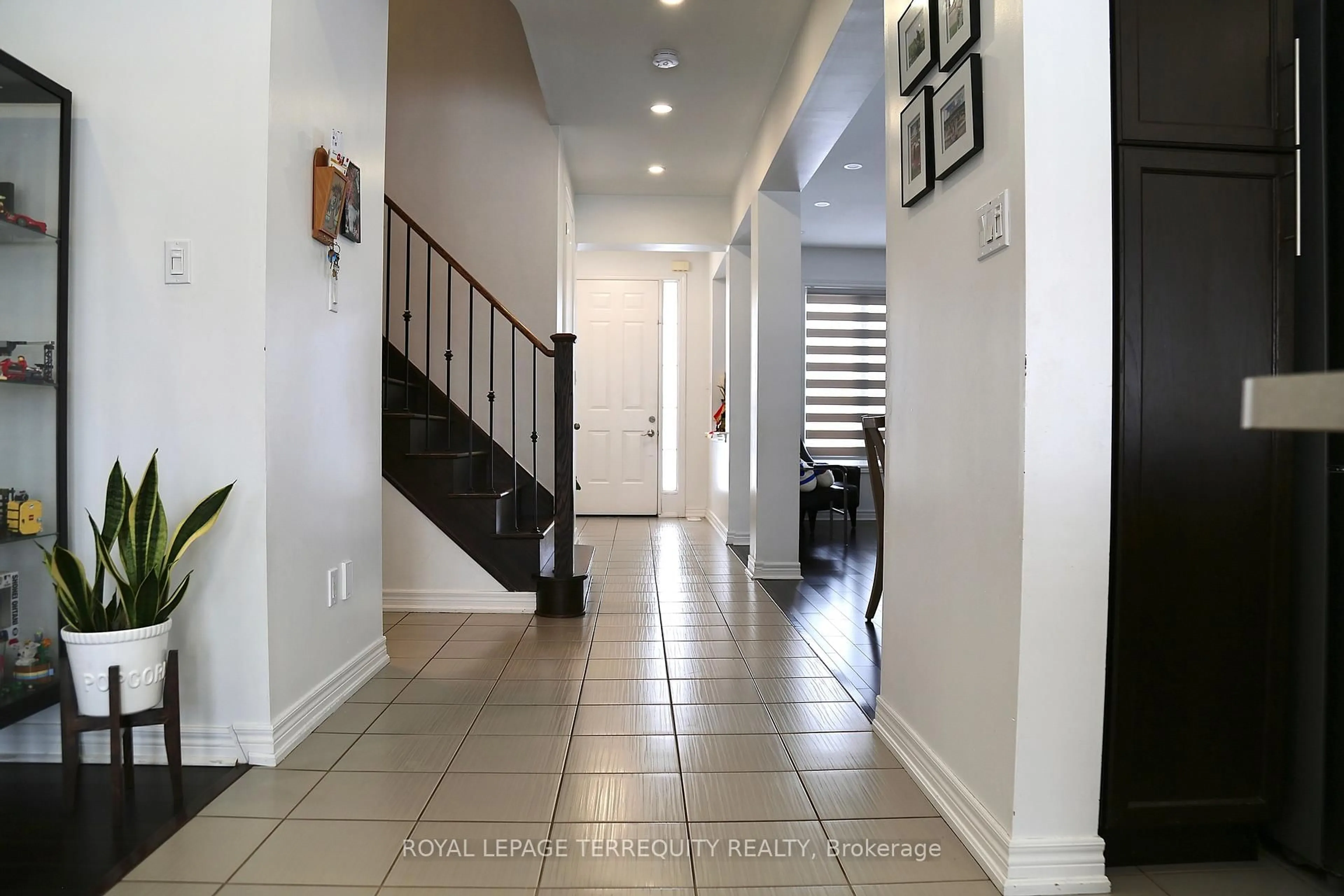 Indoor foyer for 6244 St Michael Ave, Niagara Falls Ontario L2H 0C8
