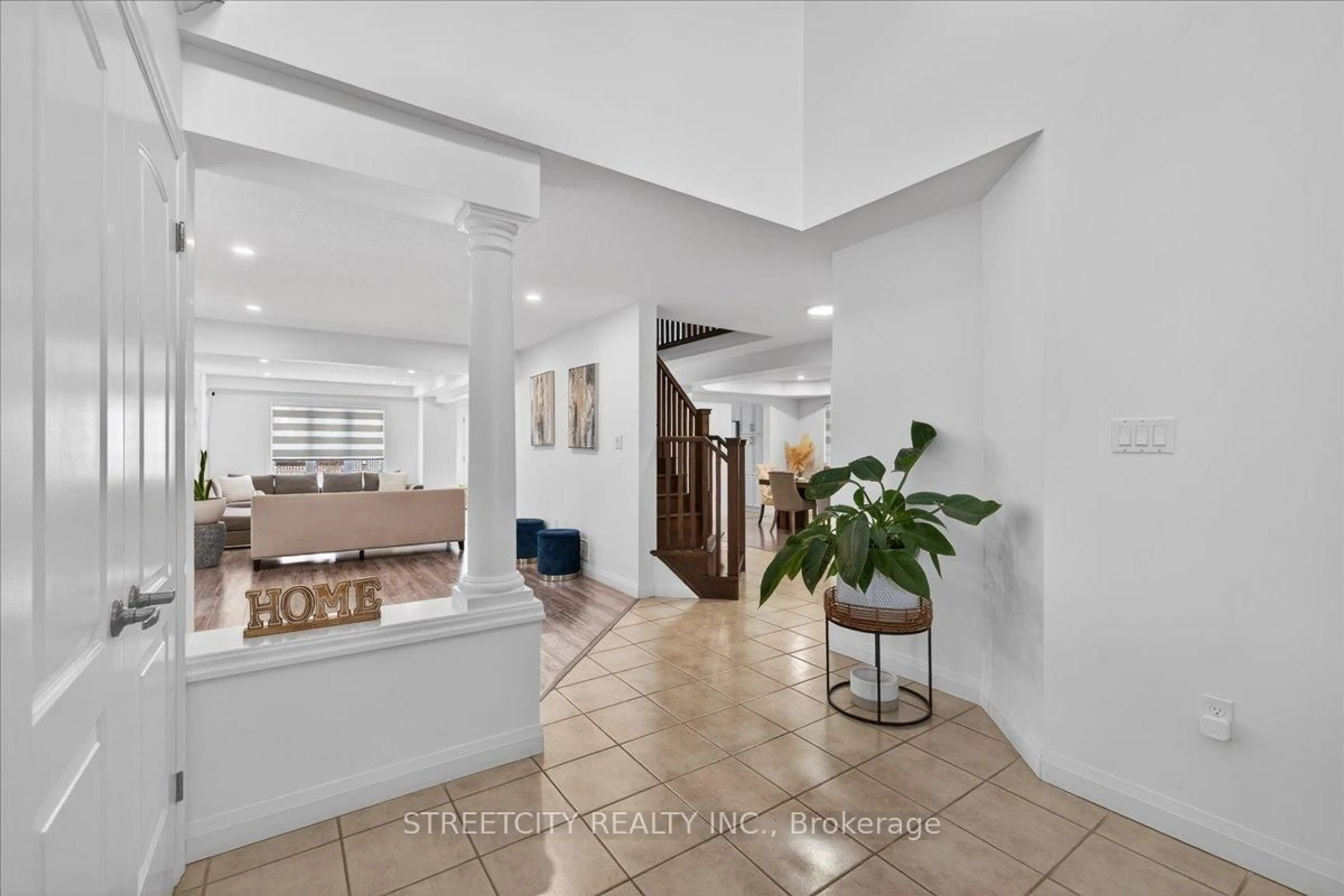 Indoor foyer for 3225 Pomeroy Lane, London South Ontario N6P 1W3