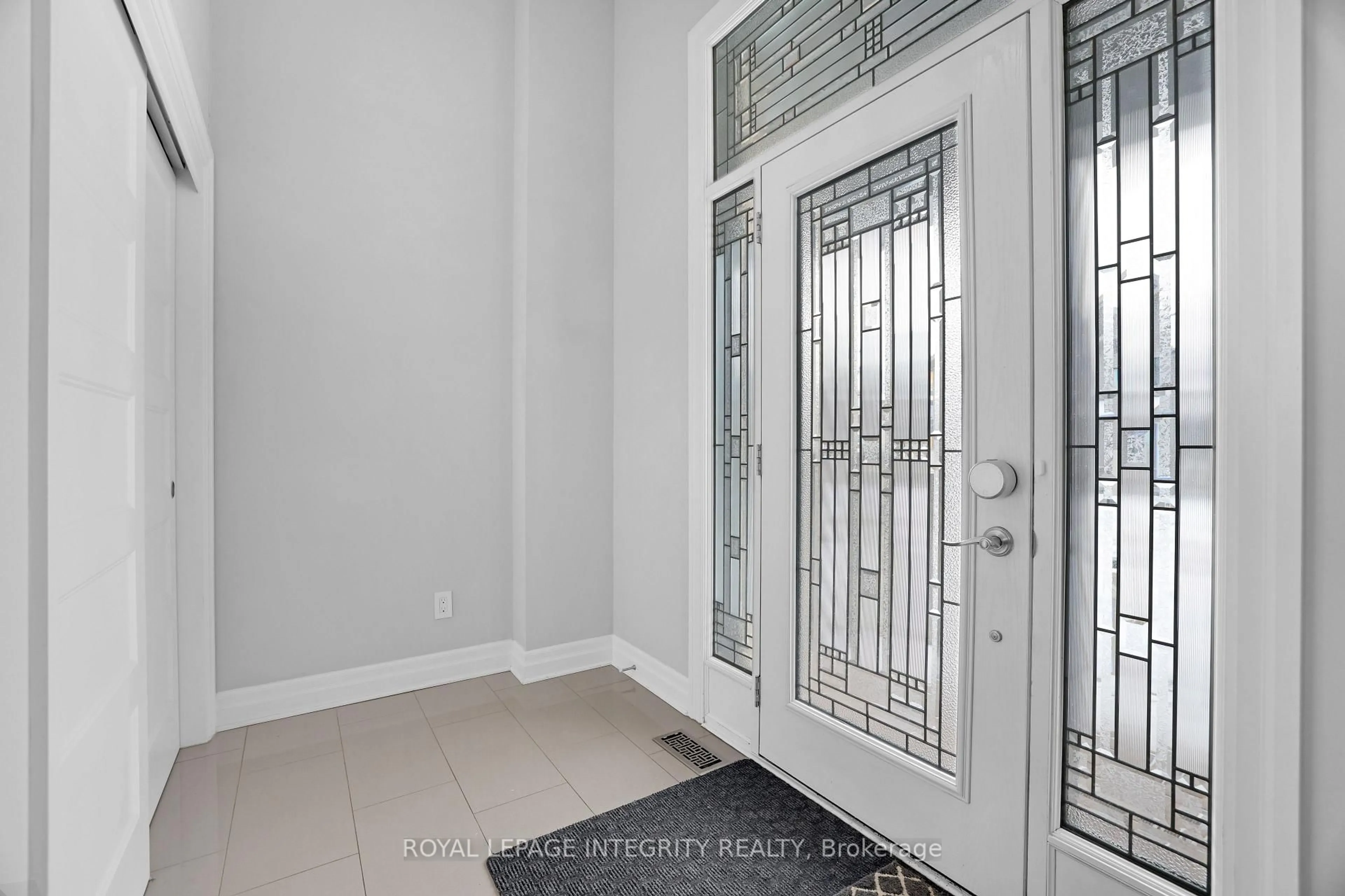 Indoor entryway for 508 Yellow Birch St, Orleans Ontario K1W 0J3