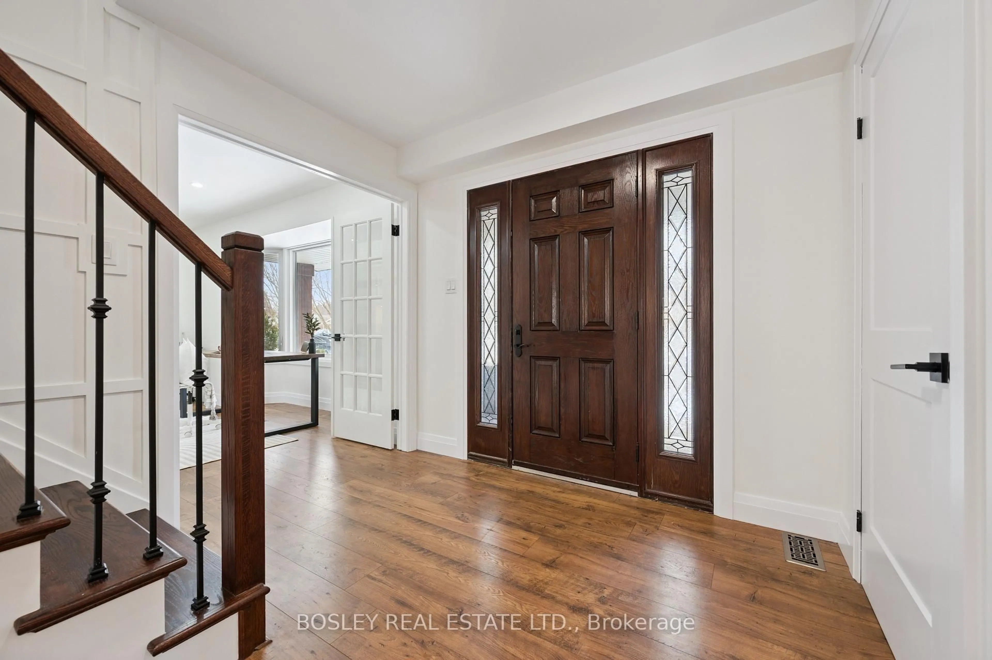 Indoor entryway for 601 Sandringham Dr, Waterloo Ontario N2K 3L5