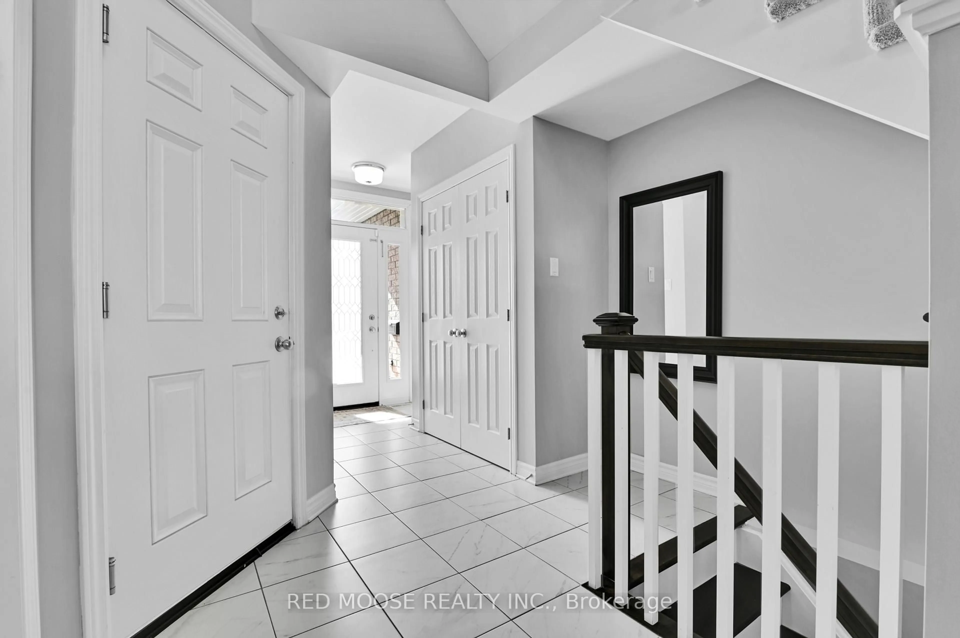 Indoor entryway for 730 Sora Way, Ottawa Ontario K1T 0R3