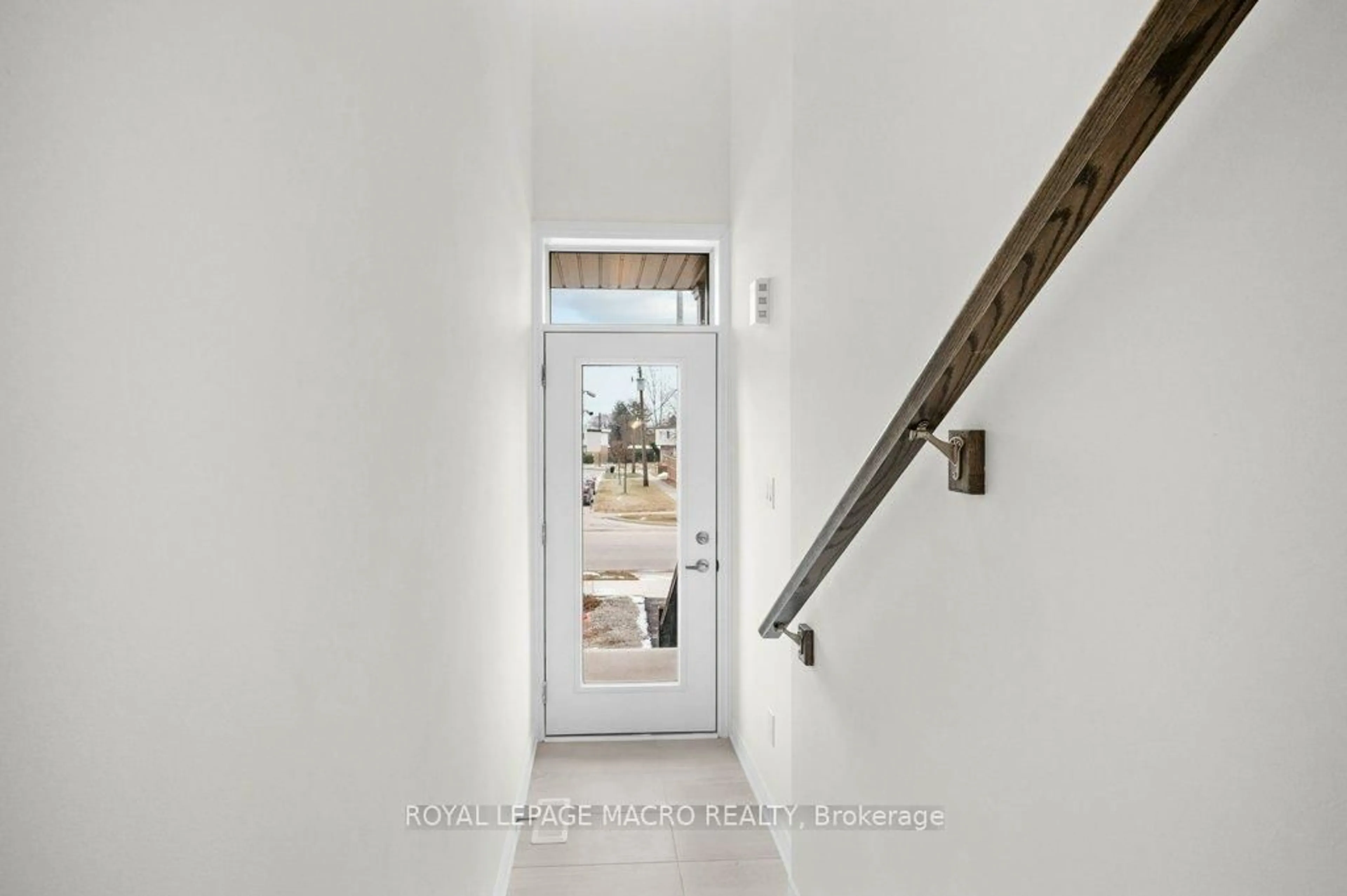 Indoor entryway for 15B Bingham Rd, Hamilton Ontario L8H 0B5