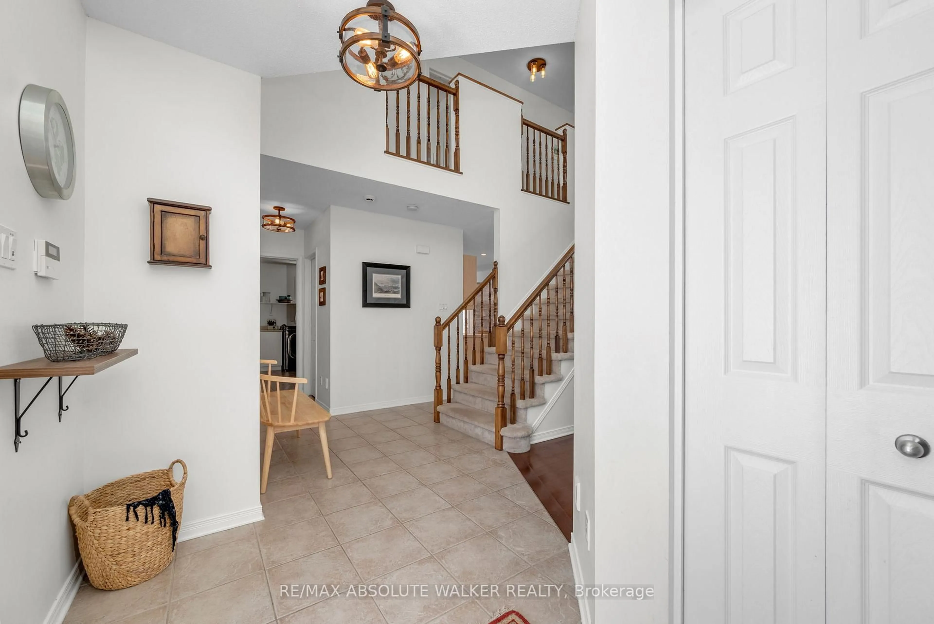 Indoor entryway for 135 Arrowwood Dr, Stittsville Ontario K2S 2G3