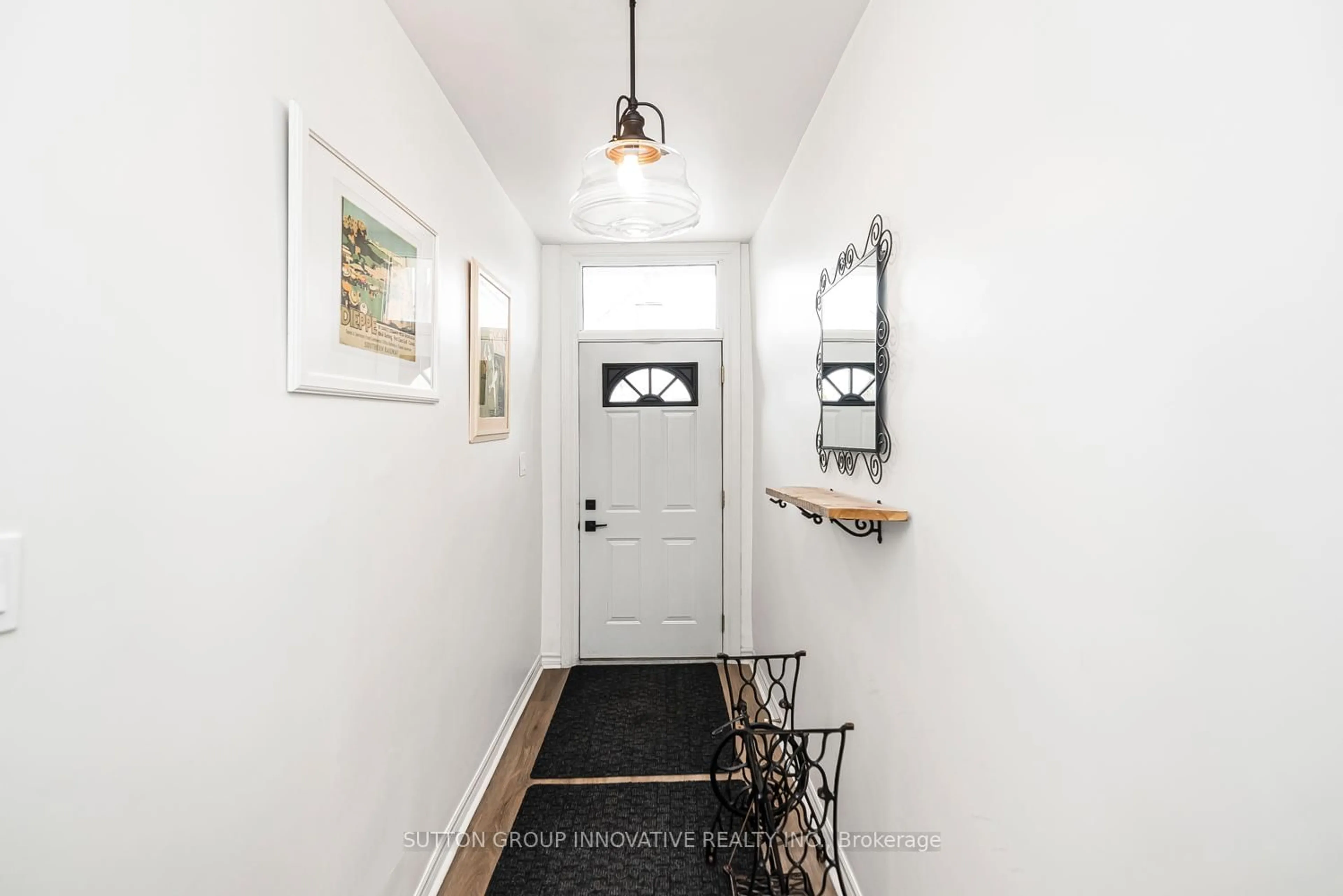 Indoor entryway for 57 New St, Hamilton Ontario L8P 4J7