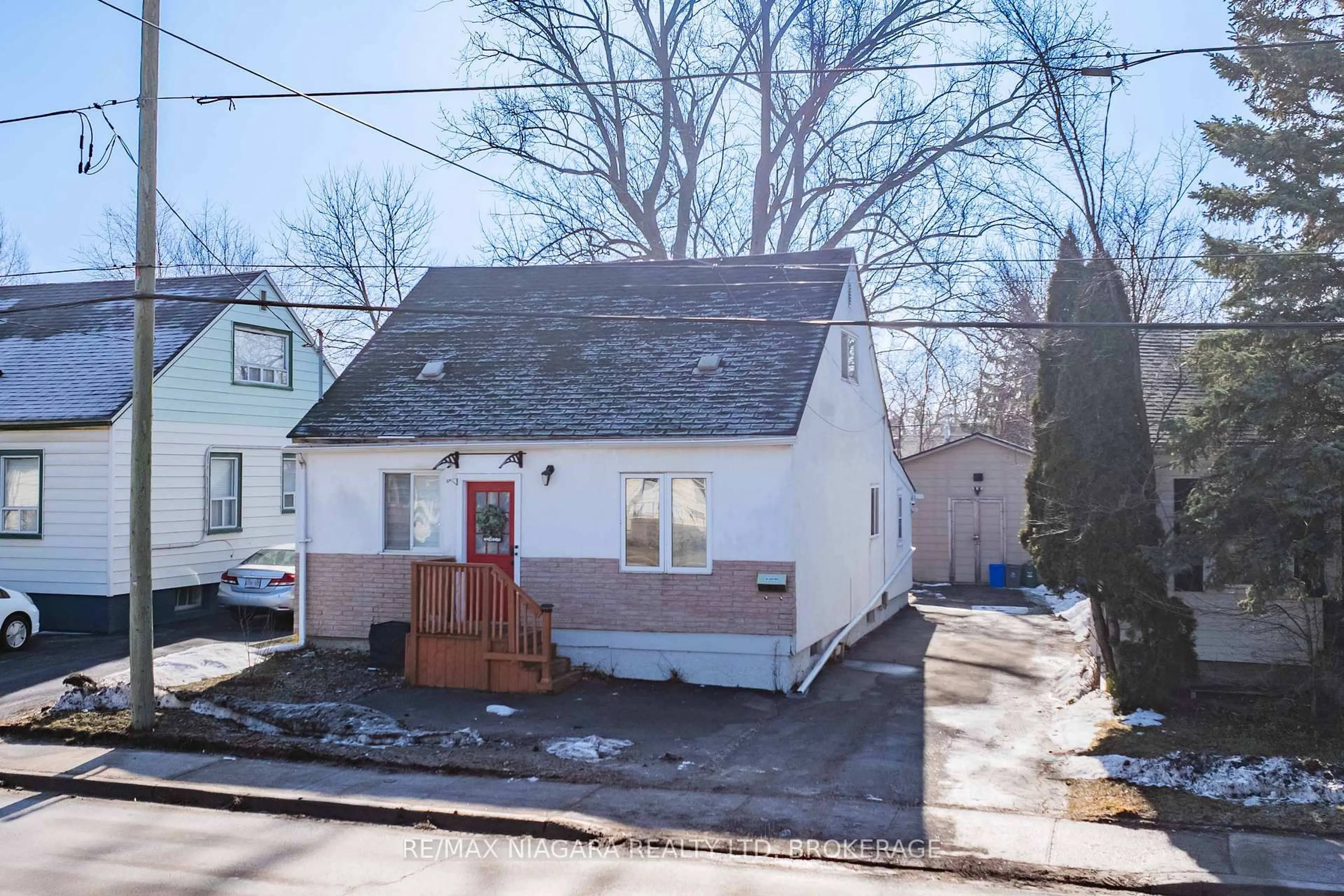 A pic from outside/outdoor area/front of a property/back of a property/a pic from drone, street for 412 Welland Ave, St. Catharines Ontario L2M 5T8