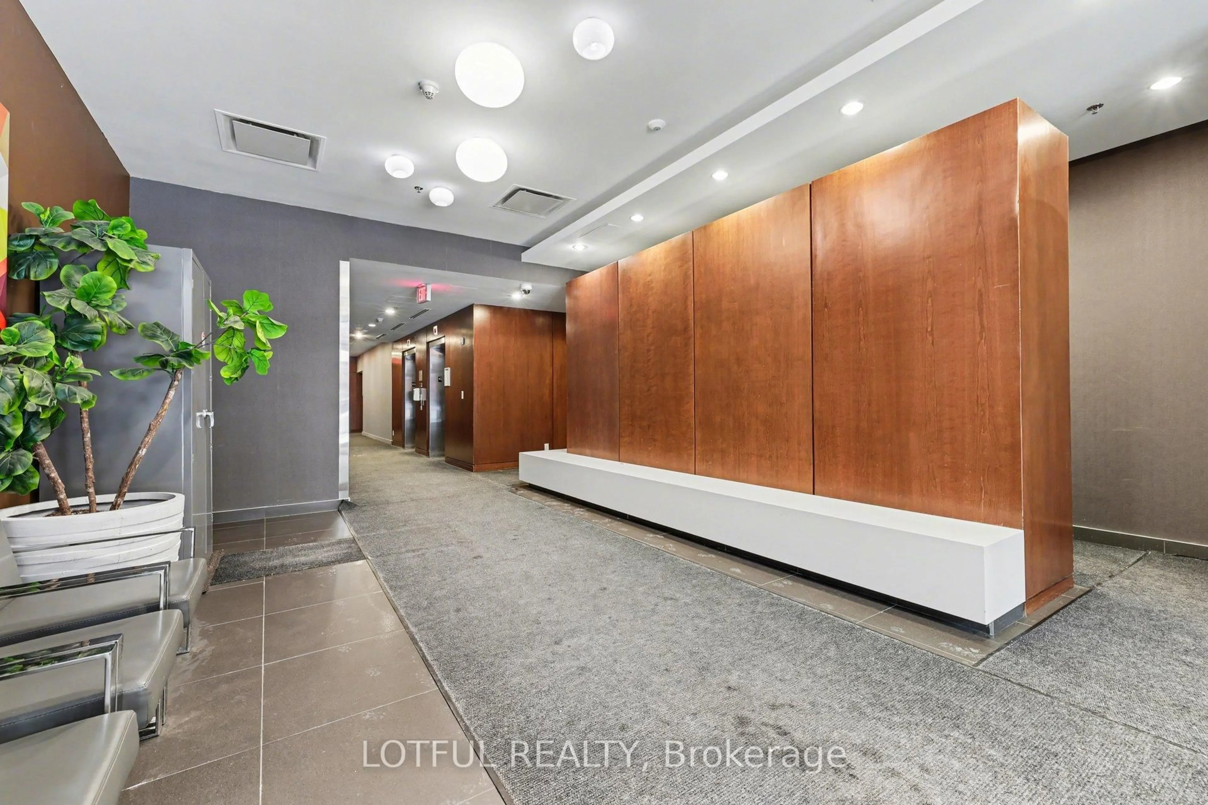 Indoor foyer for 340 Mcleod St #544, Ottawa Ontario K2P 1A4