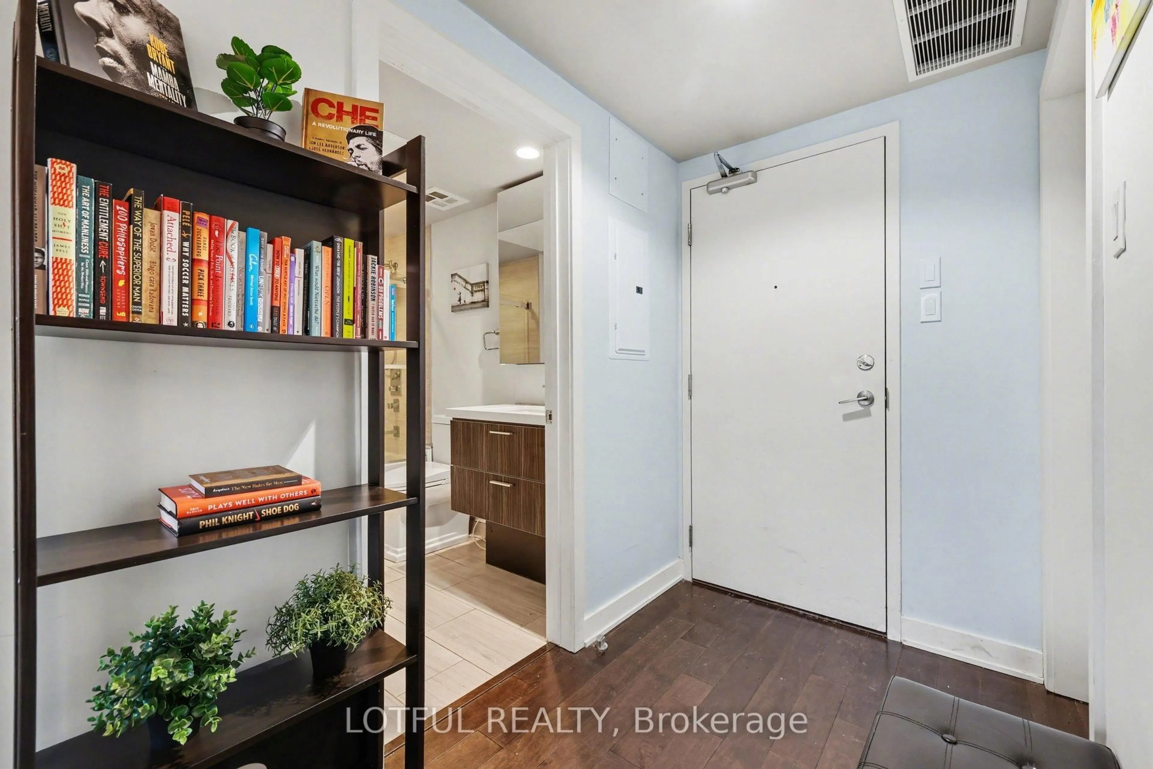 Indoor entryway for 340 Mcleod St #544, Ottawa Ontario K2P 1A4