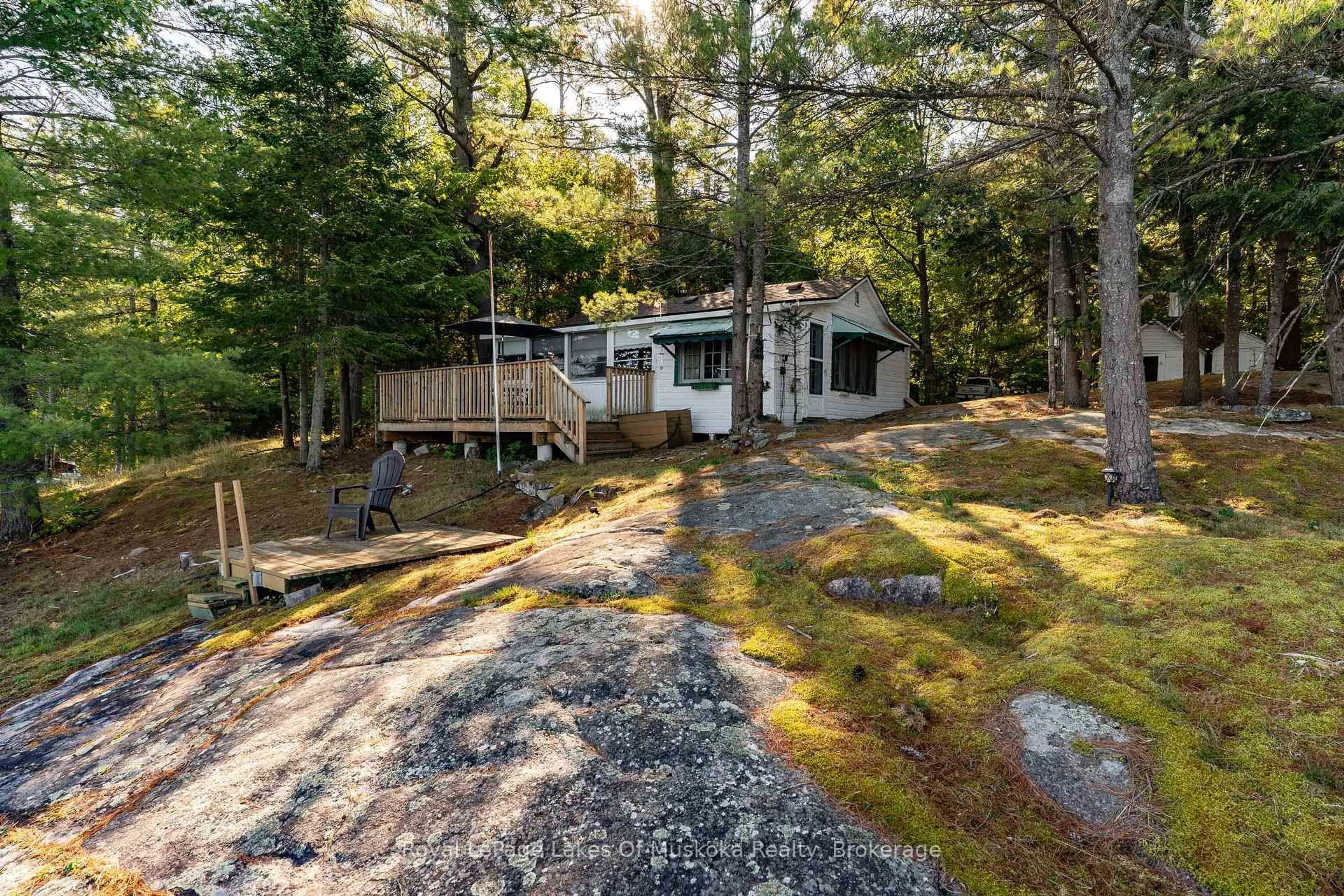 A pic from outside/outdoor area/front of a property/back of a property/a pic from drone, water/lake/river/ocean view for 1010 Tara Lane, Gravenhurst Ontario P0E 1N0