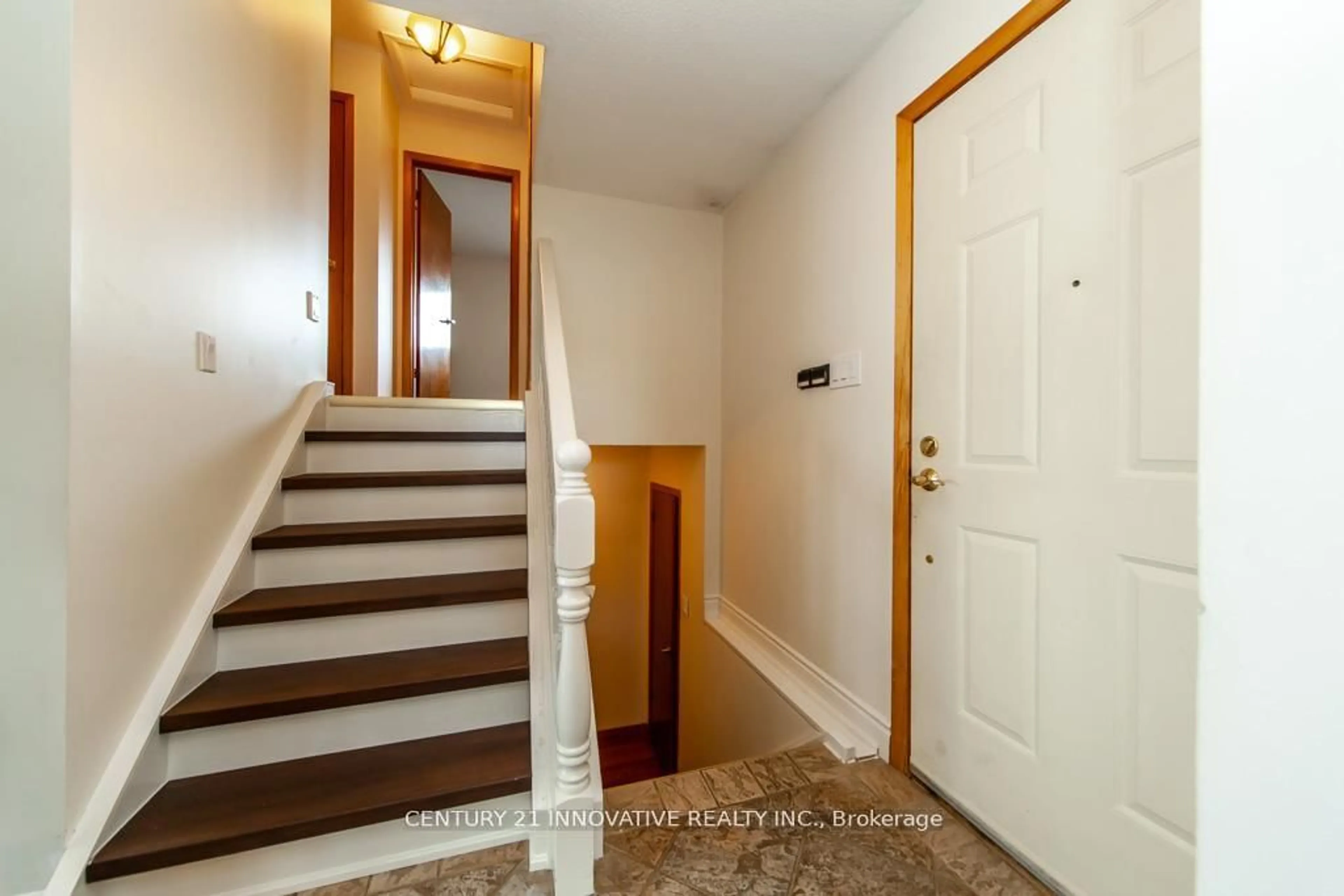 Indoor entryway for 501 Barnes Cres, Peterborough Ontario K9J 7Z2