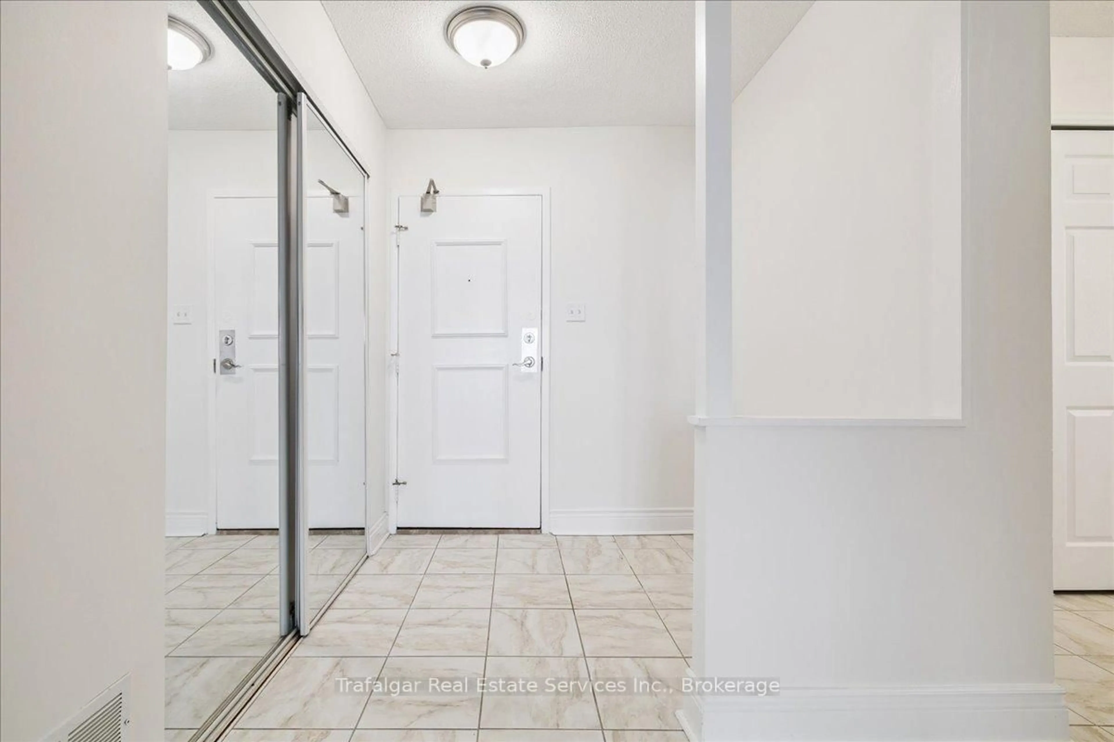 Indoor entryway for 301 Frances Ave #709, Hamilton Ontario L8E 3W6