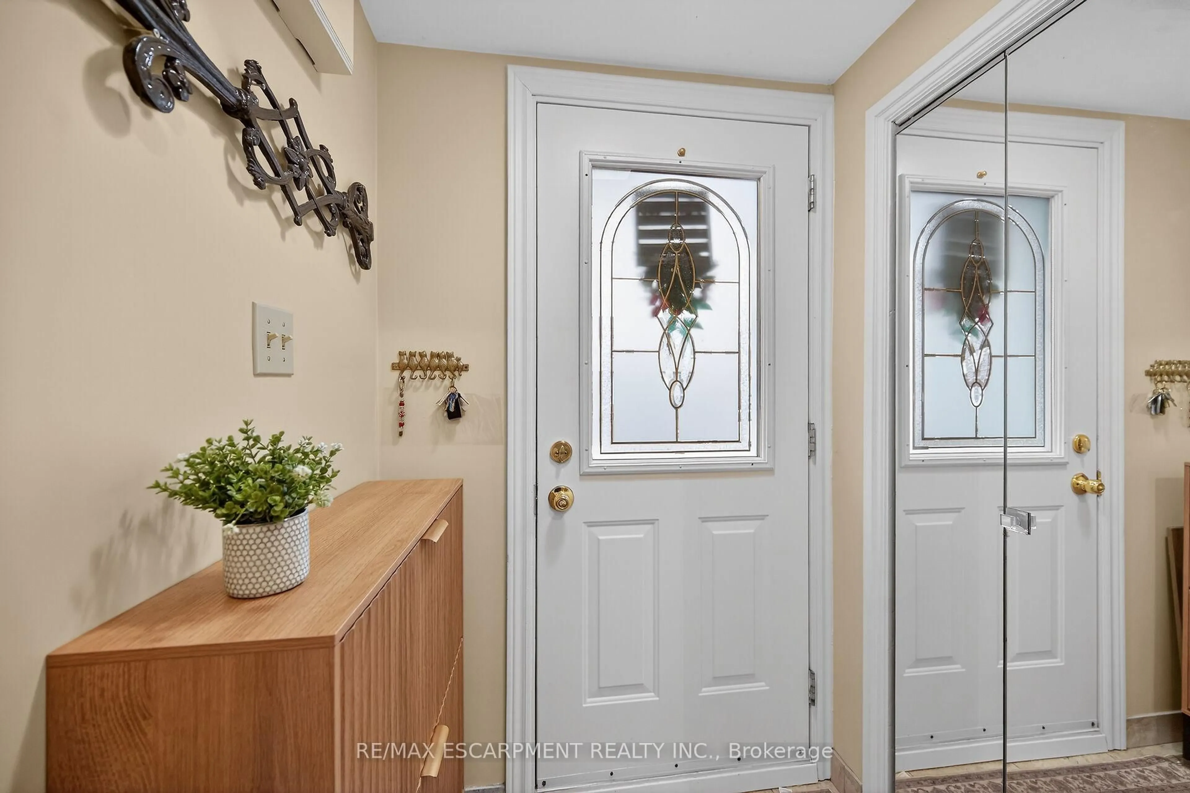 Indoor entryway for 66 Arcade Cres, Hamilton Ontario L9C 3H9