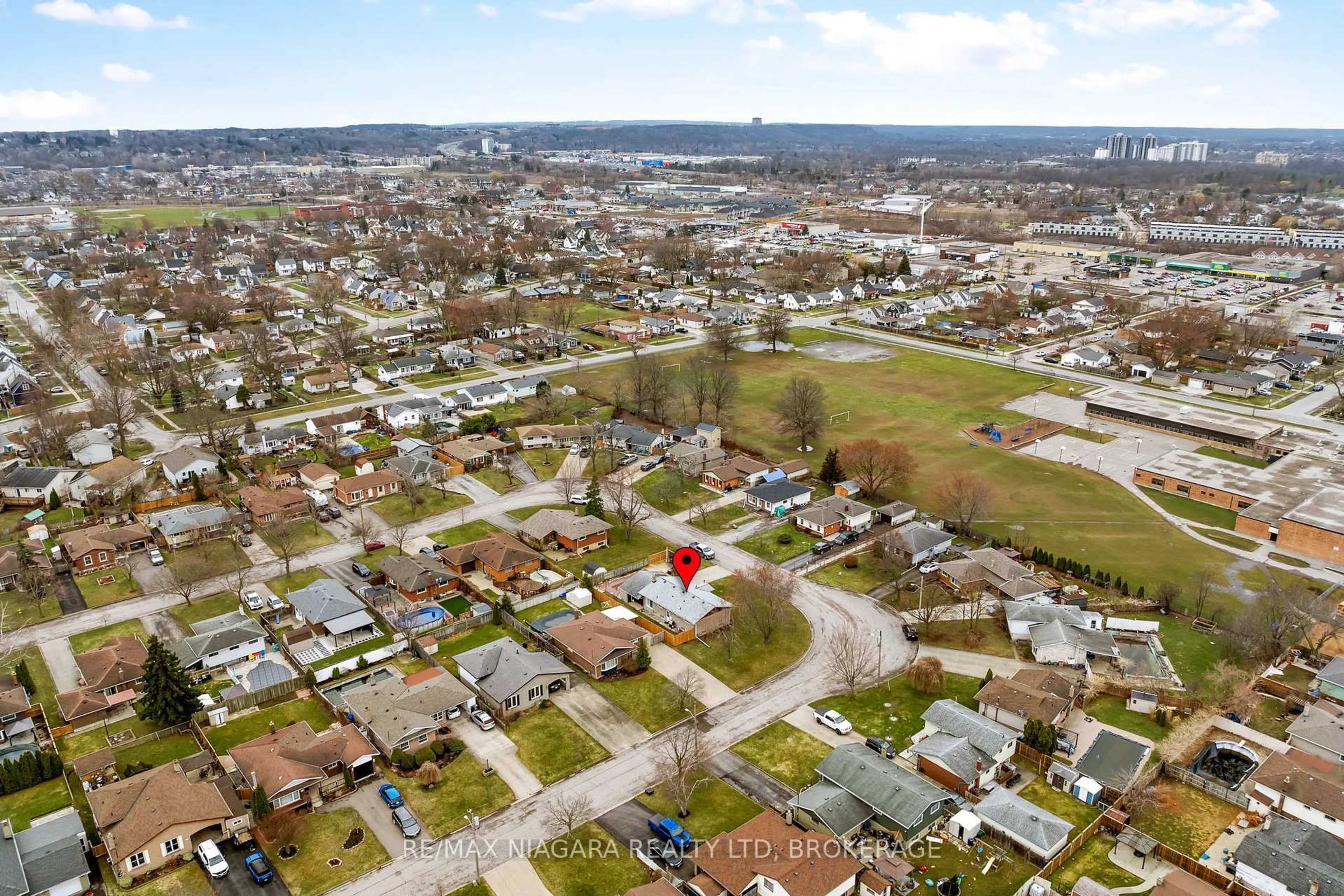 A pic from outside/outdoor area/front of a property/back of a property/a pic from drone, street for 38 ACADIA Cres, St. Catharines Ontario L2P 1H8