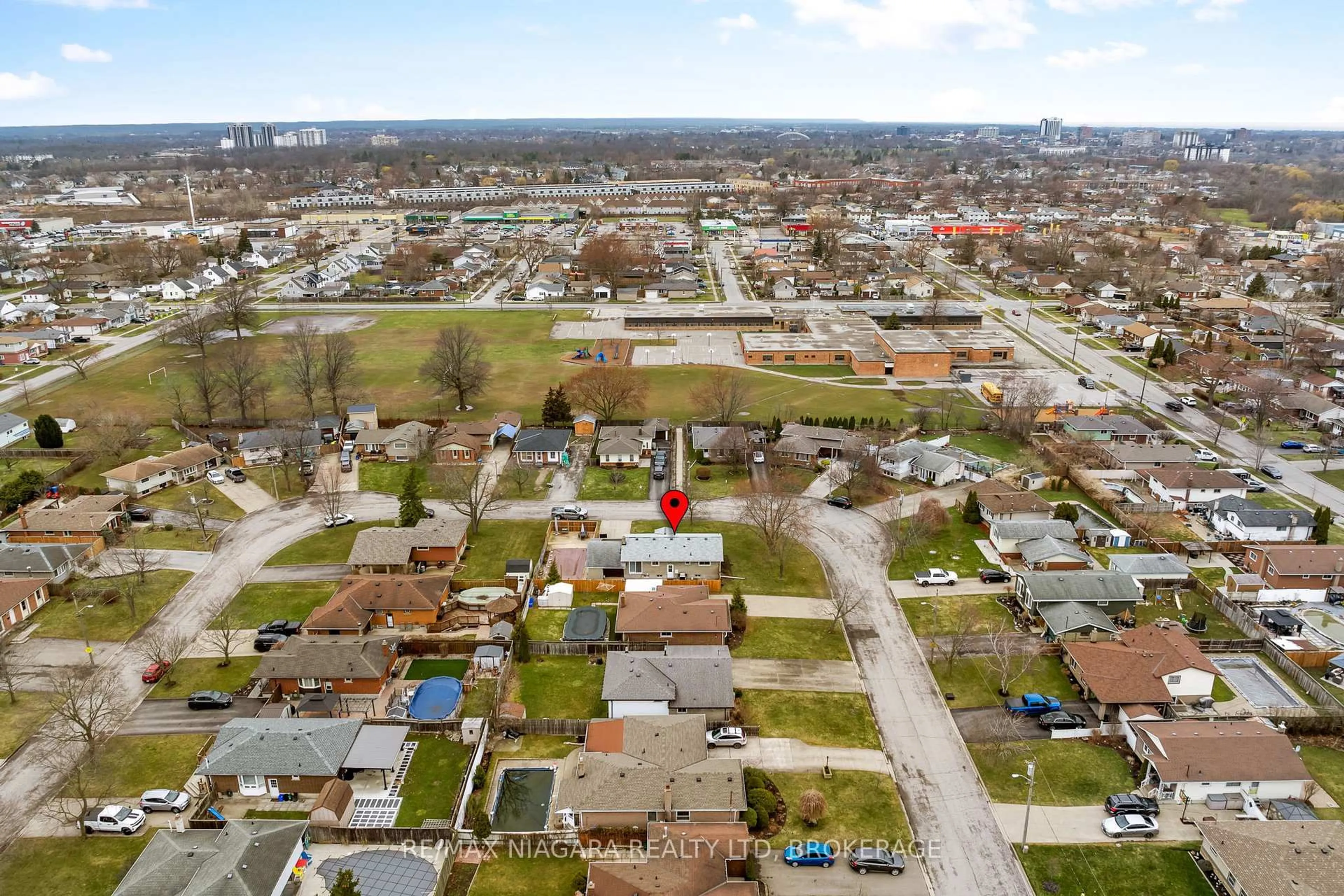 A pic from outside/outdoor area/front of a property/back of a property/a pic from drone, street for 38 ACADIA Cres, St. Catharines Ontario L2P 1H8