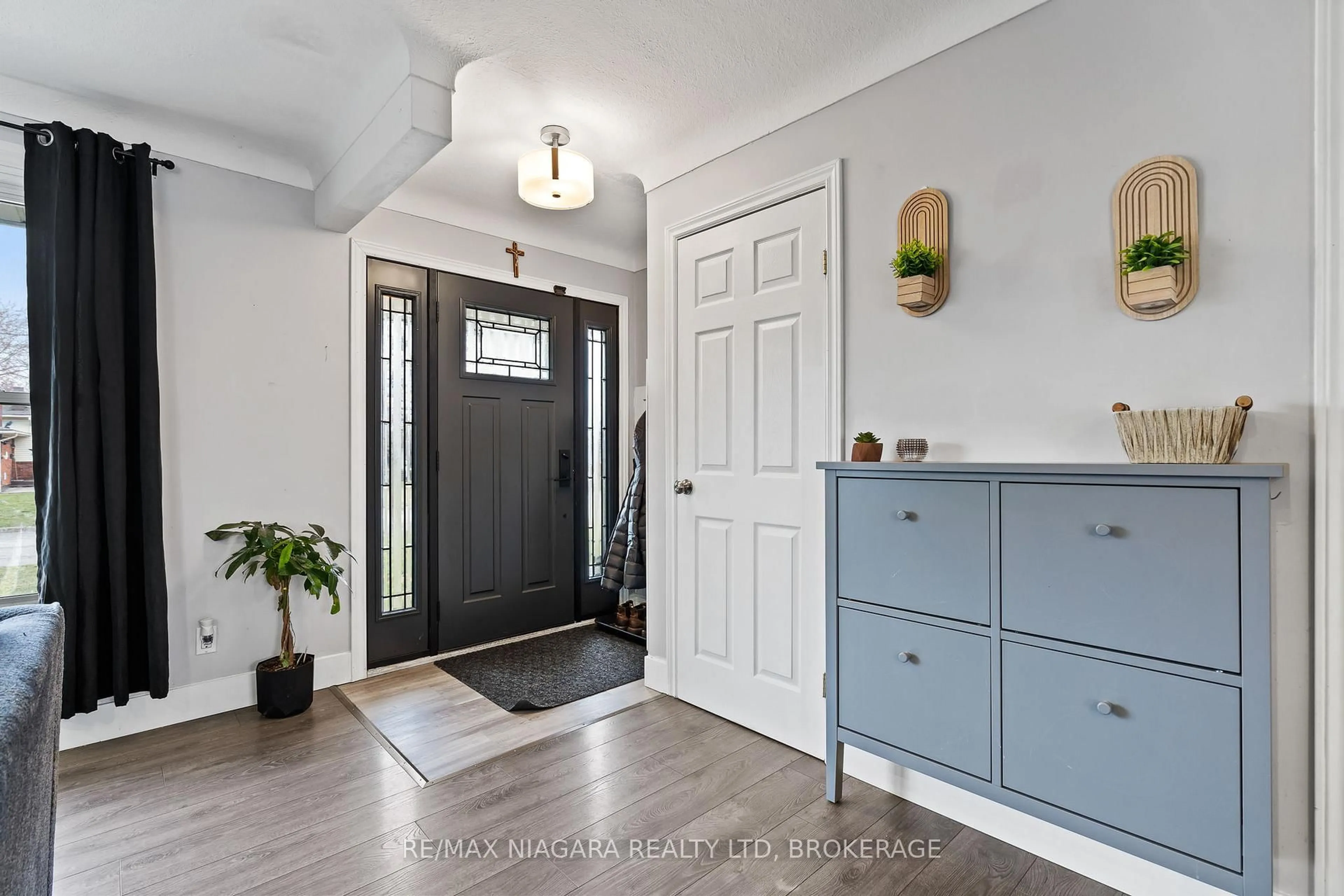 Indoor entryway for 38 ACADIA Cres, St. Catharines Ontario L2P 1H8