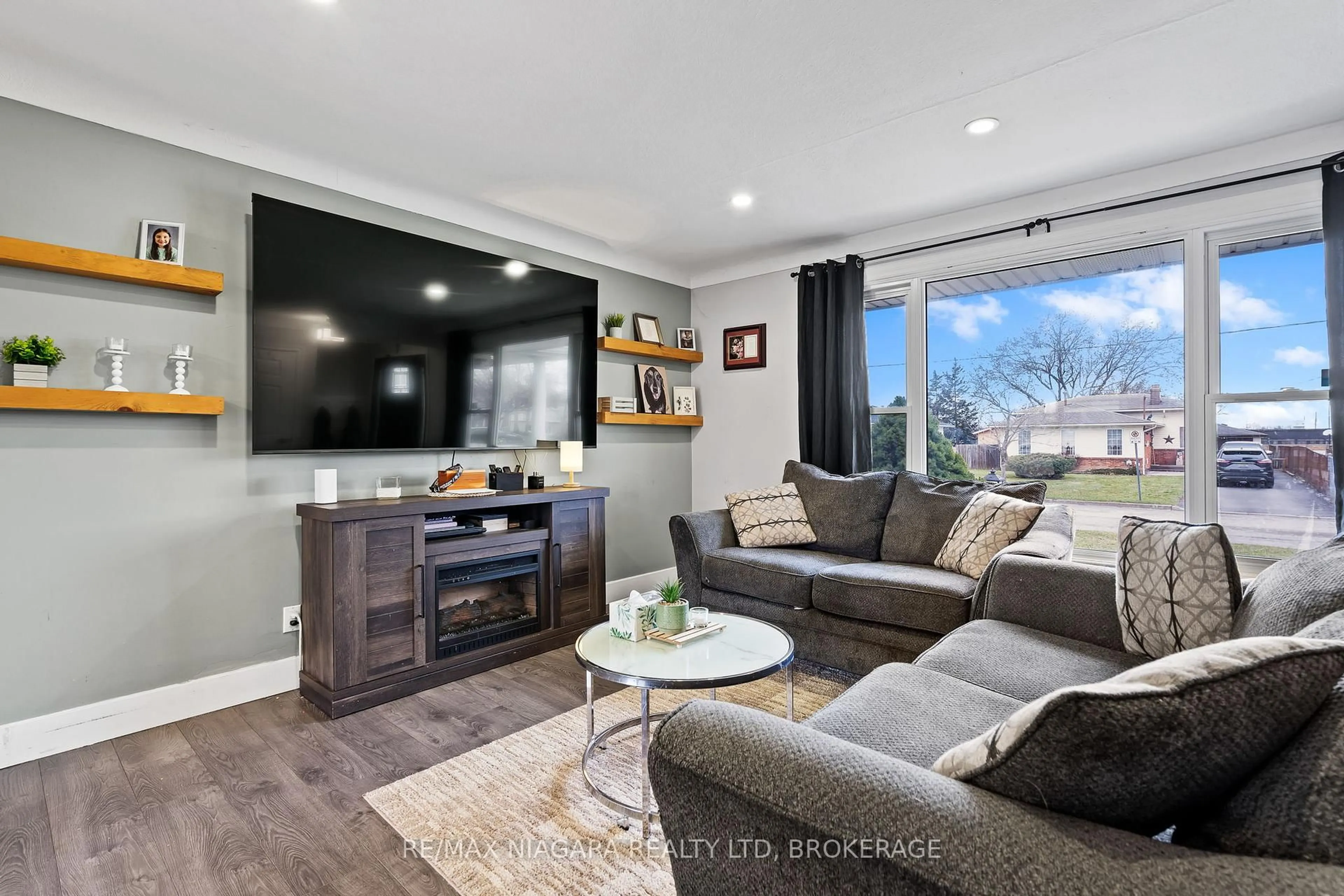 Living room with furniture, wood/laminate floor for 38 ACADIA Cres, St. Catharines Ontario L2P 1H8