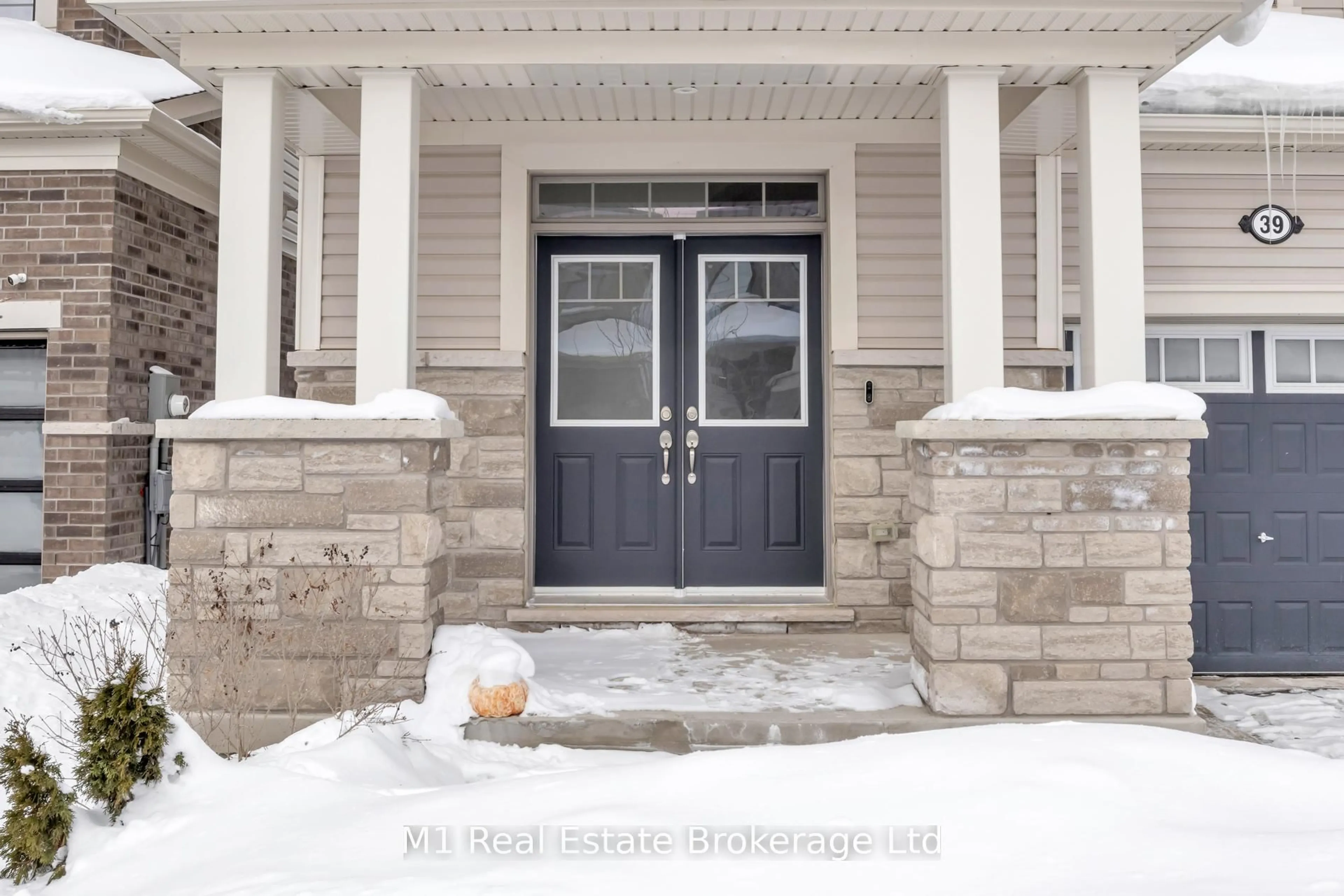 Indoor entryway for 39 Spicer St, Centre Wellington Ontario N1M 0H7