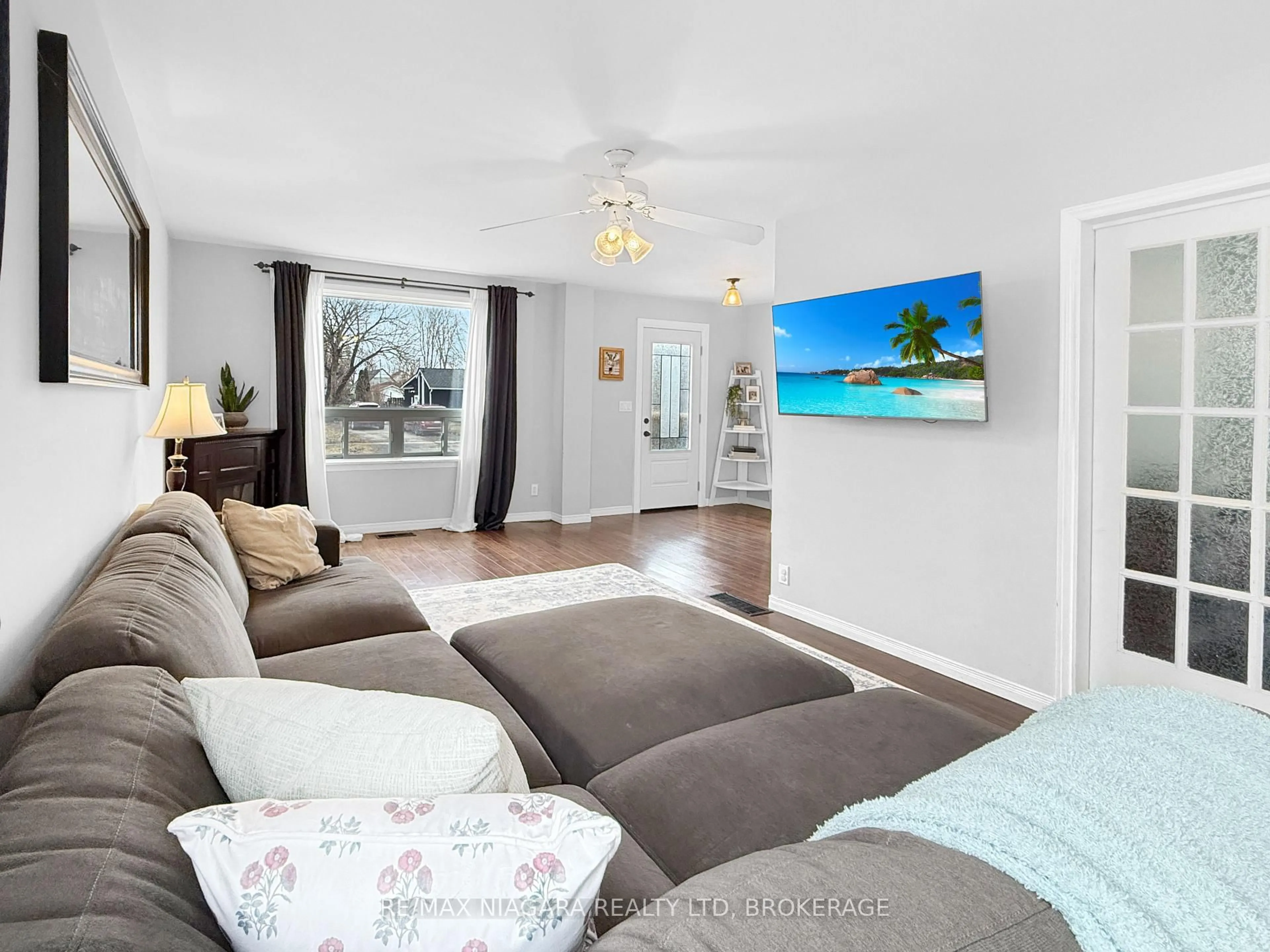 Living room with furniture, unknown for 93 Lavinia St, Fort Erie Ontario L2A 2E1