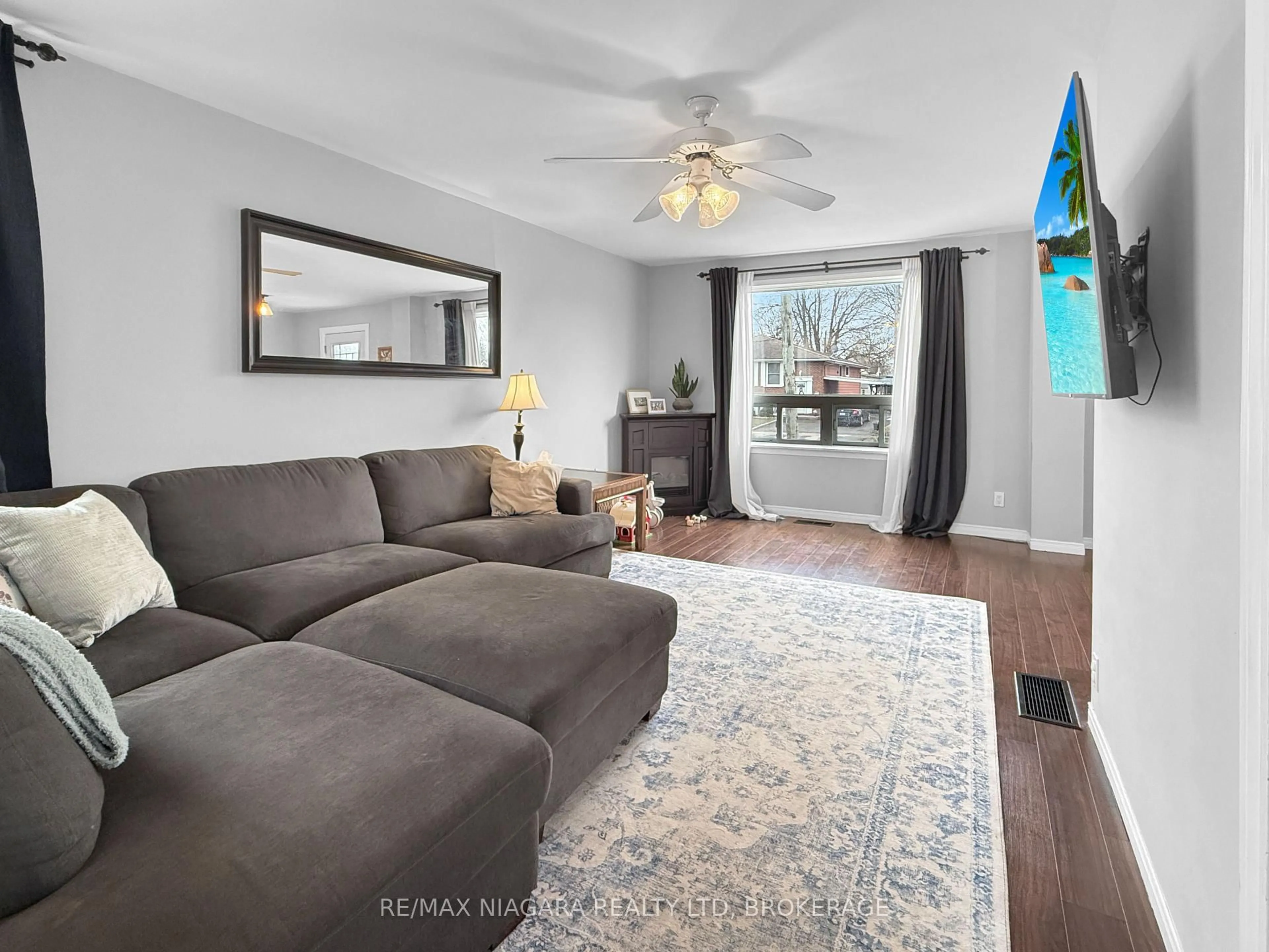 Living room with furniture, unknown for 93 Lavinia St, Fort Erie Ontario L2A 2E1