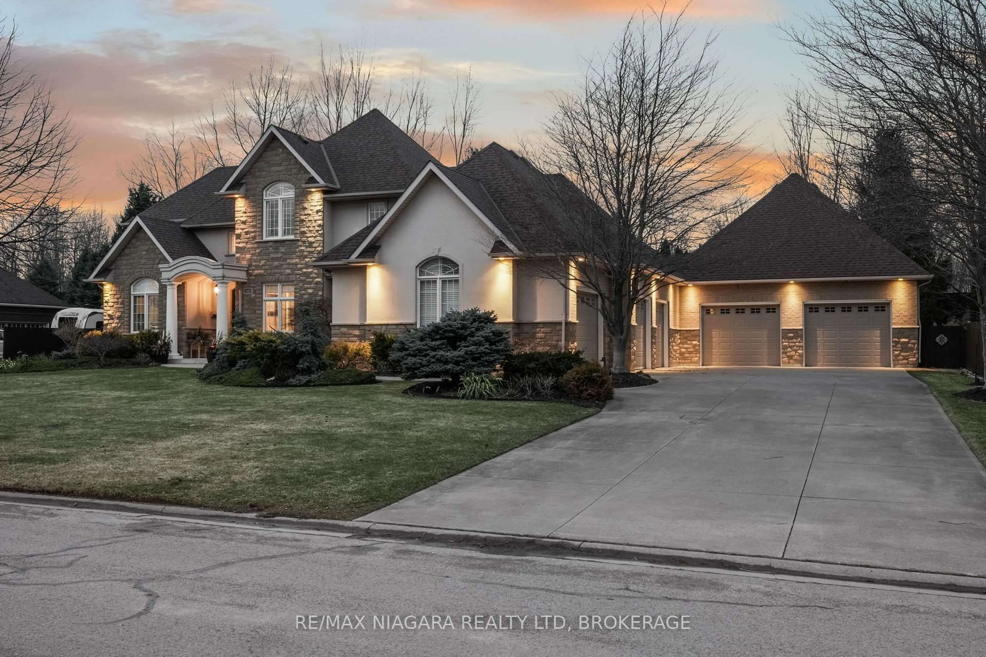 Home with brick exterior material, street for 6775 Domenic Cres, Niagara Falls Ontario L2J 4L5