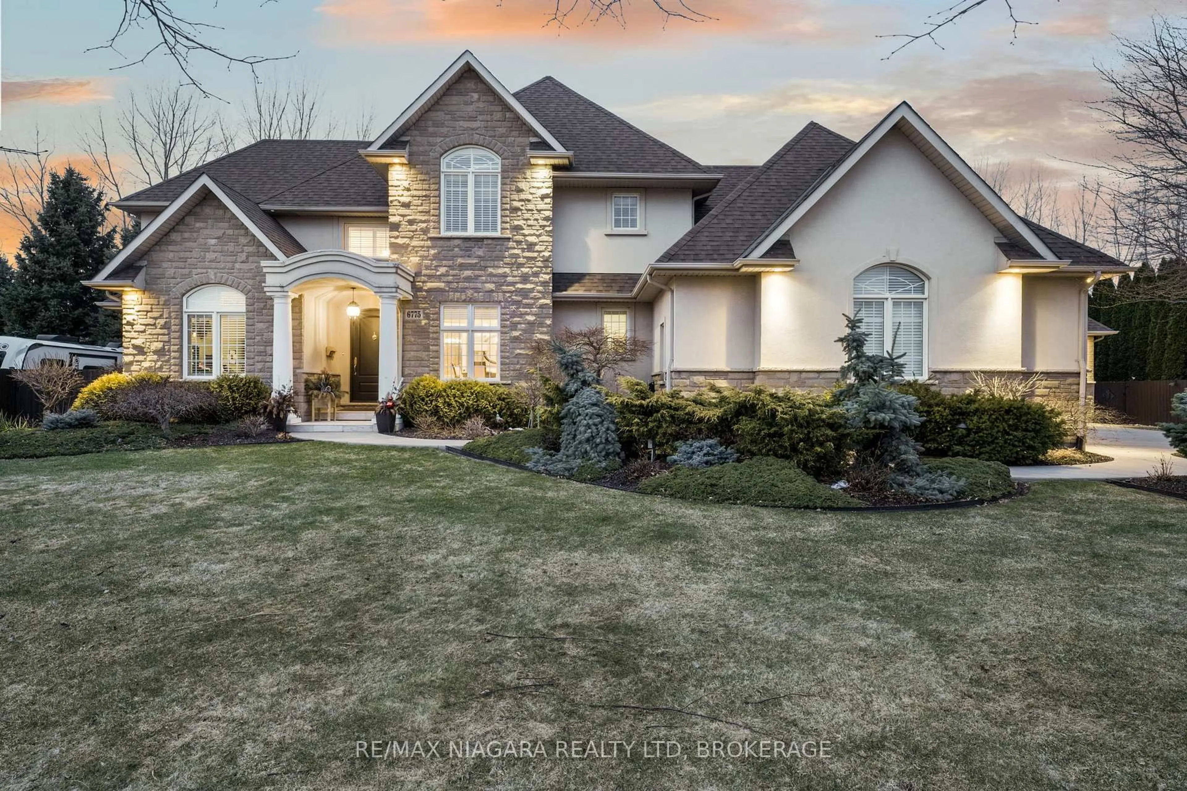 Home with brick exterior material, street for 6775 Domenic Cres, Niagara Falls Ontario L2J 4L5