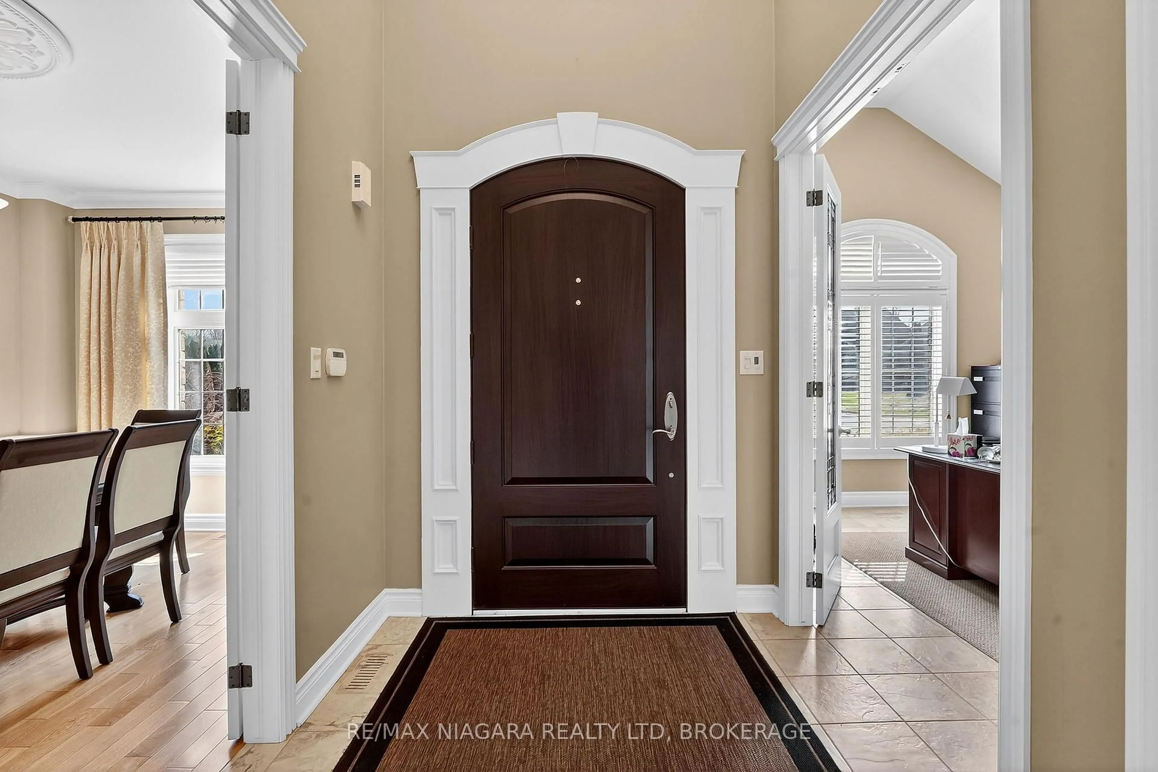 Indoor entryway for 6775 Domenic Cres, Niagara Falls Ontario L2J 4L5