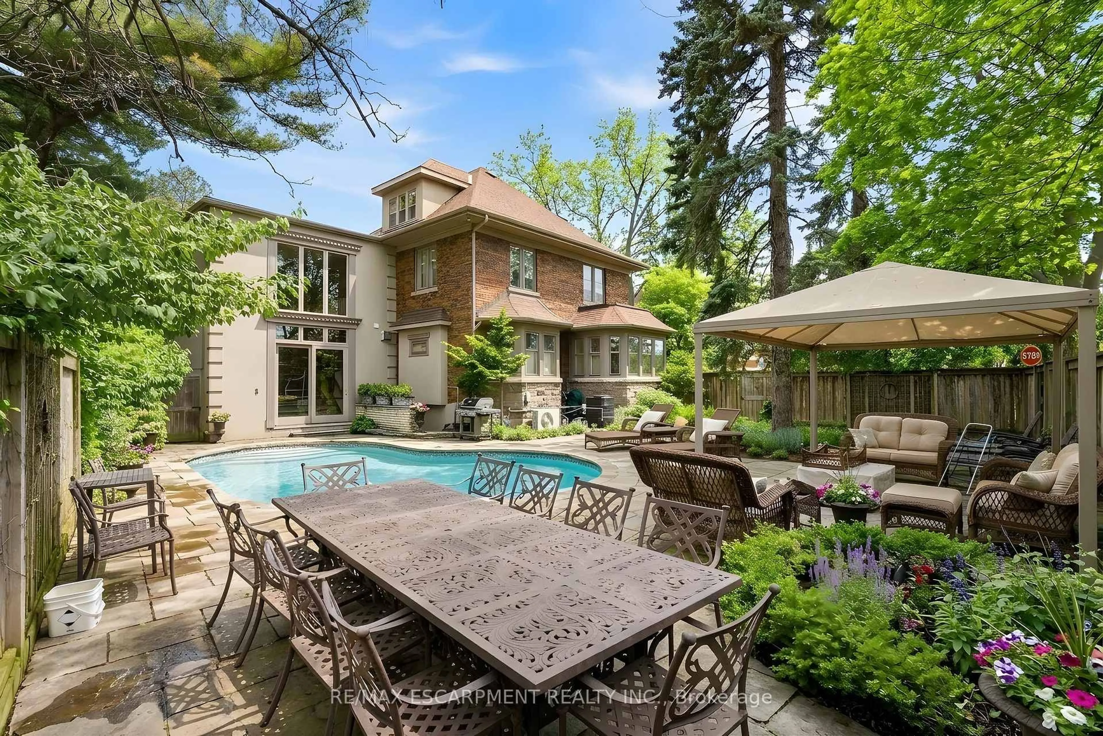 Patio, street for 74 OAK KNOLL Dr, Hamilton Ontario L8S 4C4