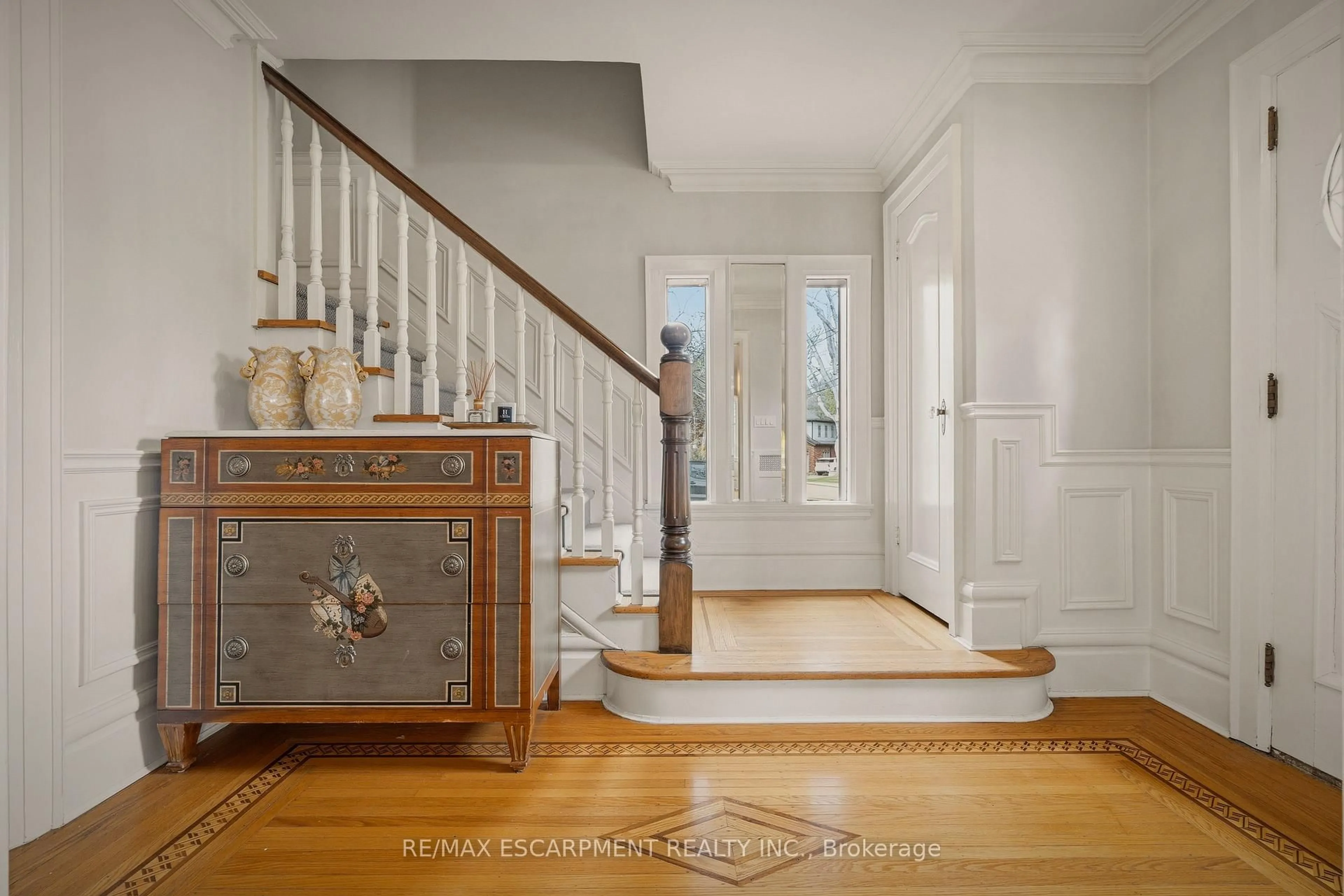 Indoor entryway for 74 OAK KNOLL Dr, Hamilton Ontario L8S 4C4