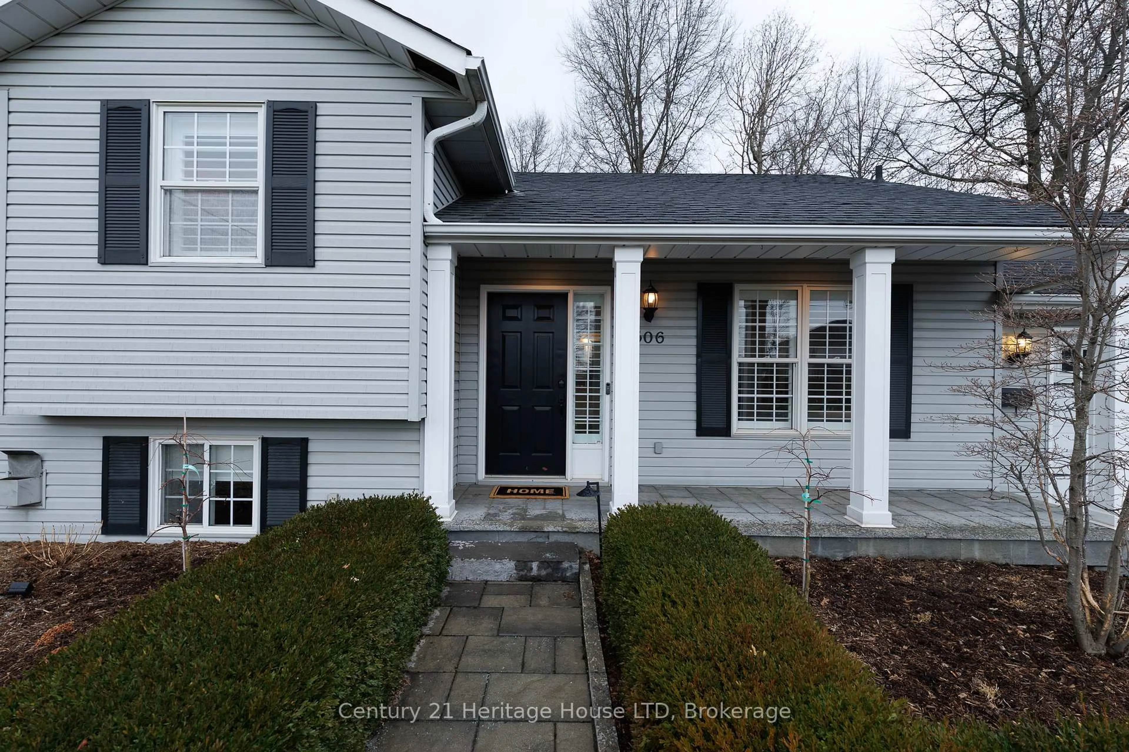 Home with vinyl exterior material, street for 506 Murdock Ave, Fort Erie Ontario L2A 1S4