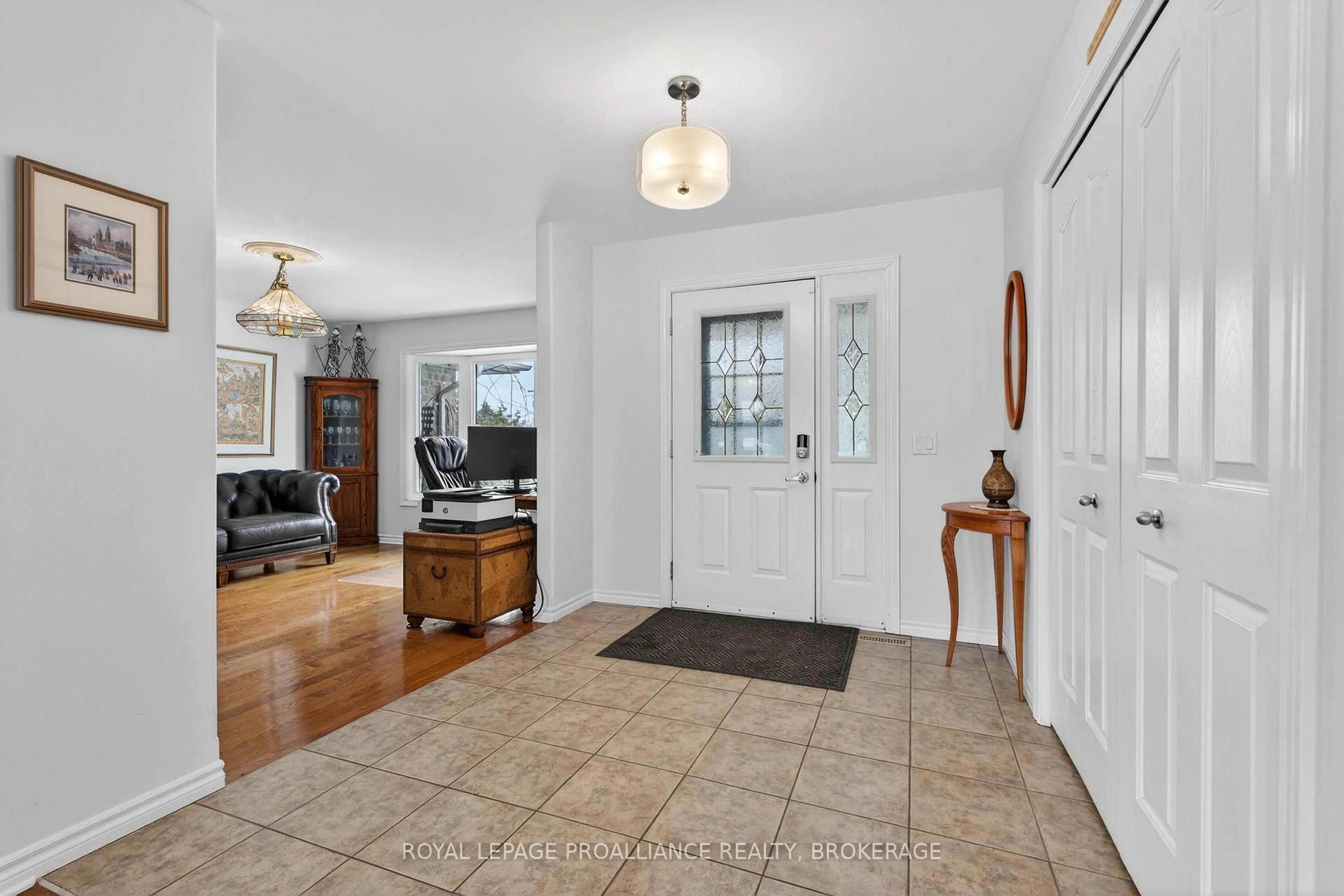 Indoor entryway for 1360 Perradice Dr, Kingston Ontario K7L 5H6