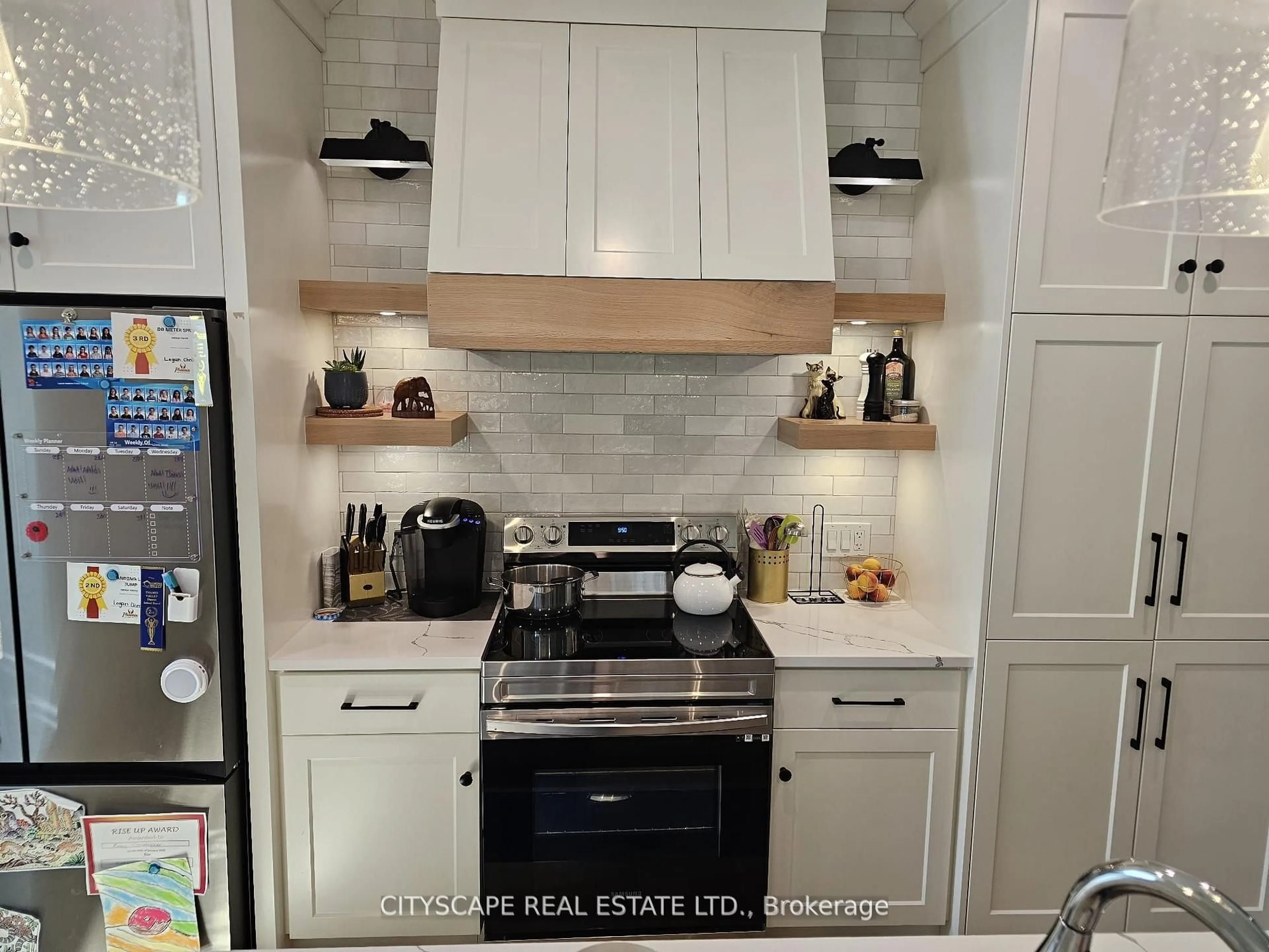 Open concept kitchen, ceramic/tile floor for 274 Bell St, Ingersoll Ontario M5C 2P3