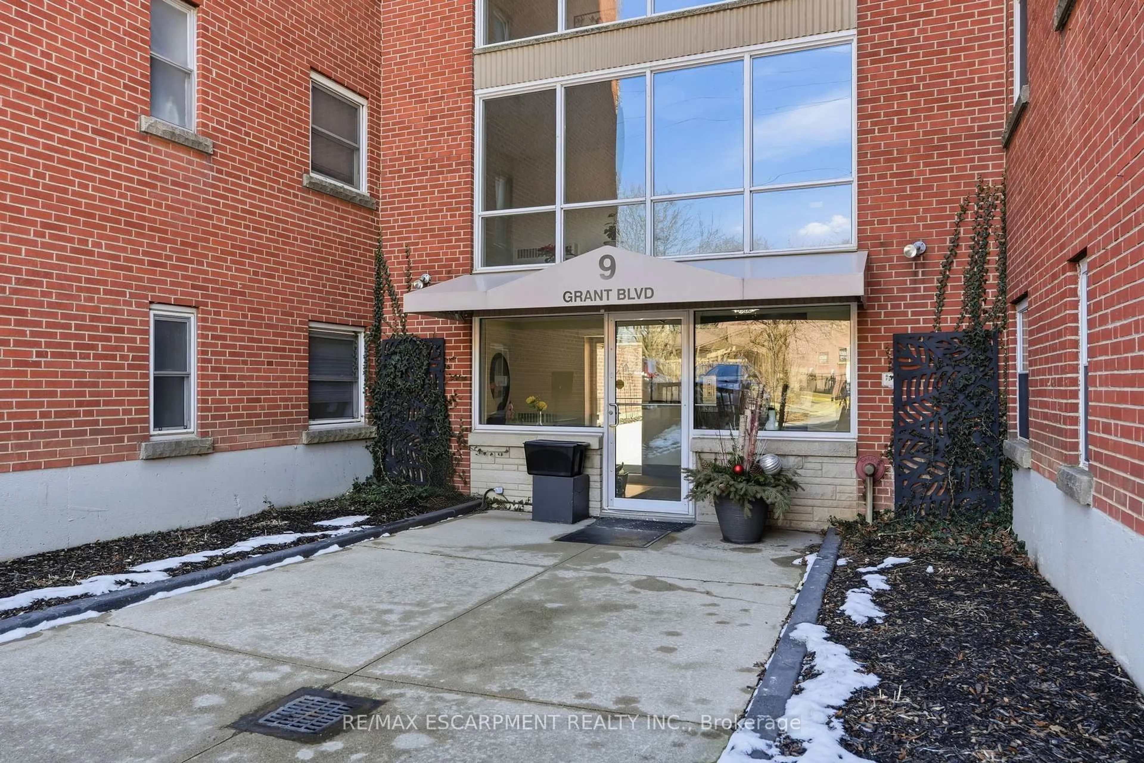 Indoor foyer for 9 GRANT Blvd #106, Hamilton Ontario L9H 4L5